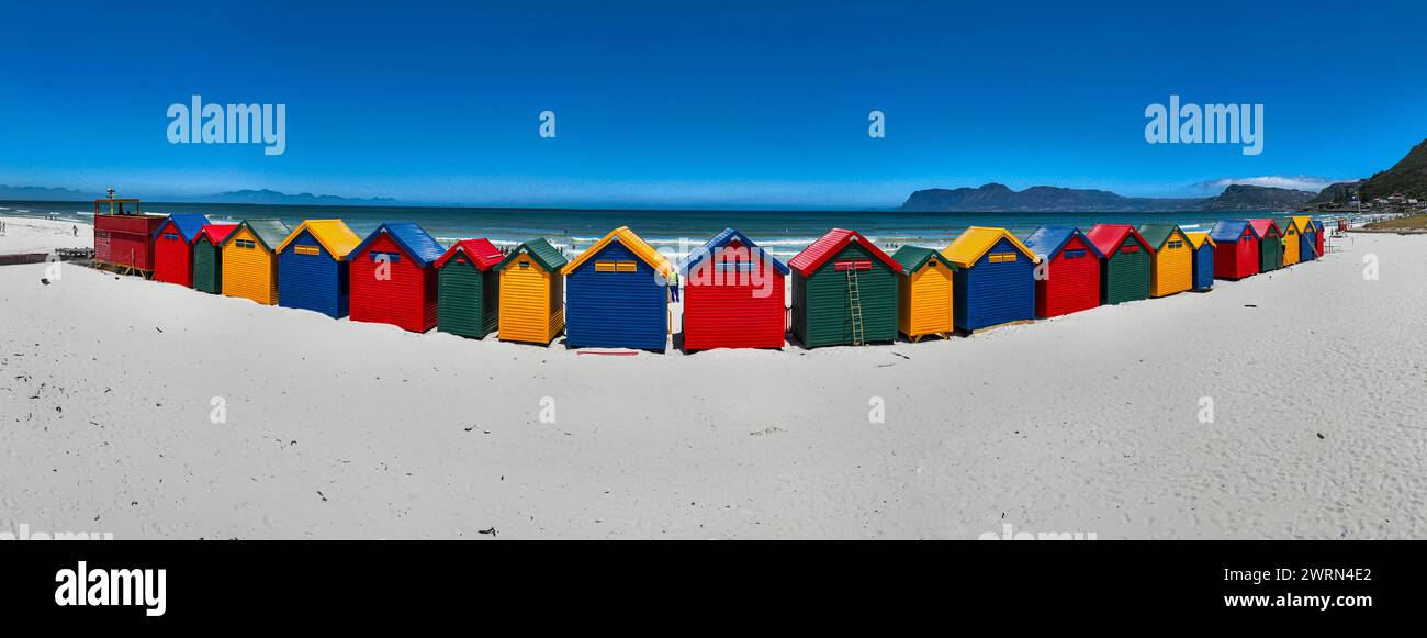 Panorama delle colorate capanne sulla spiaggia di Muizenberg, città del Capo, Sud Africa, Africa Copyright: MichaelxRunkel 1184-9982 Foto Stock