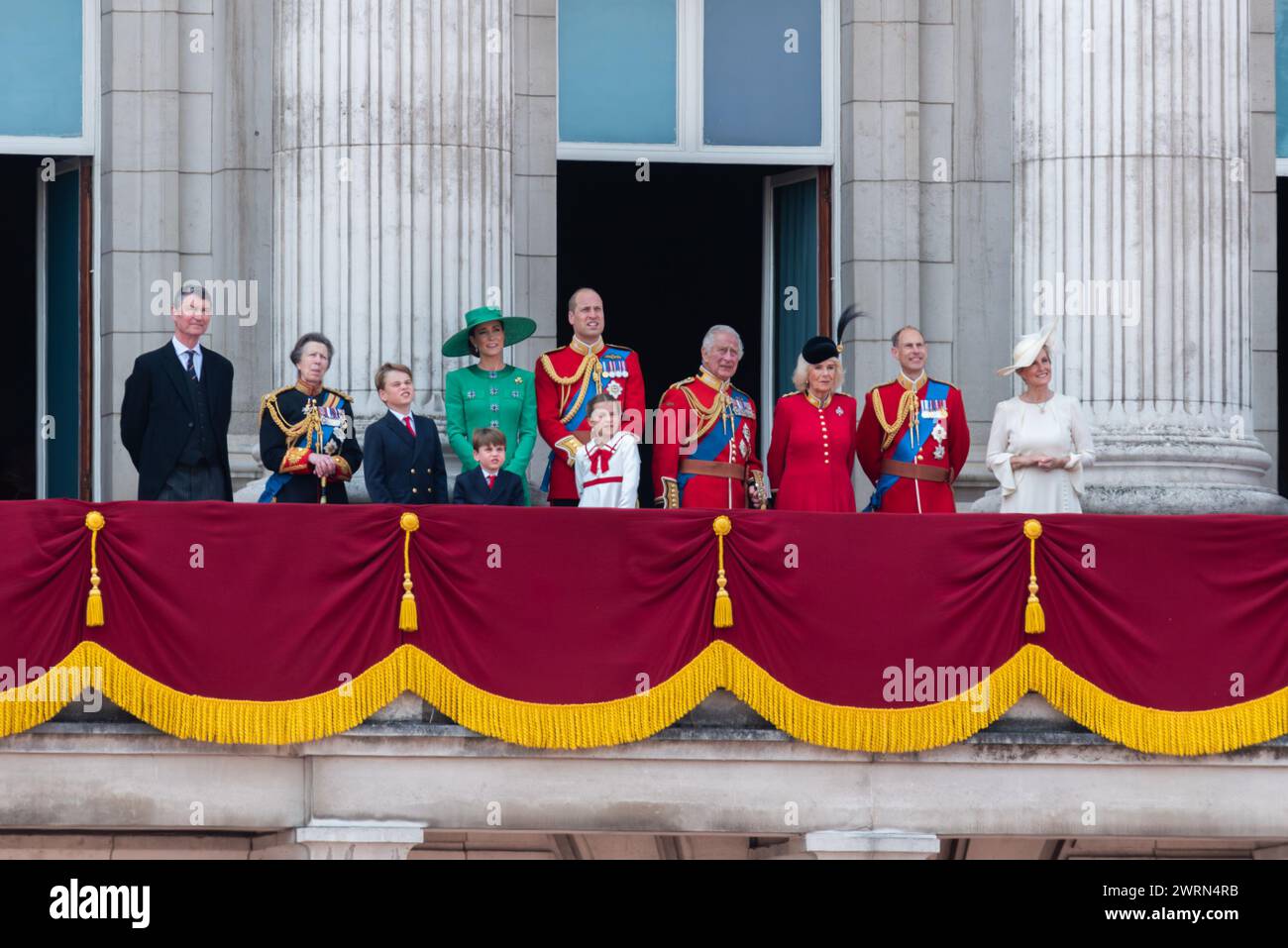 Famiglia reale sul balcone di Buckingham Palace dopo aver trovato il colore per il flypast. Re Carlo III, Regina, Caterina, Principe Guglielmo Foto Stock