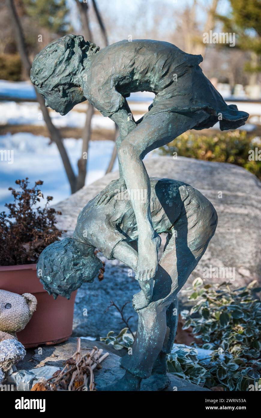 Una toccante e unica scultura commemorativa in bronzo di bambini che giocano a leapfrog che segna una tomba per bambini nel cimitero di Mount Pleasant a Toronto, Ontario Foto Stock