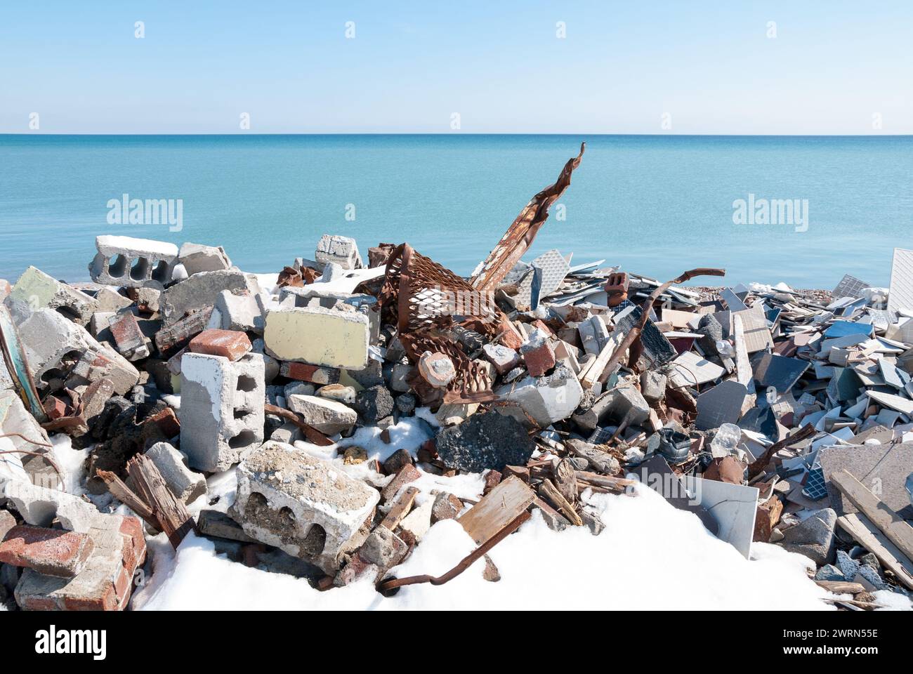 Un progetto di bonifica del terreno in corso sulle rive del lago Ontario vicino a Toronto, che utilizza materiale da costruzione demolito per creare parchi e habitat naturali. Foto Stock