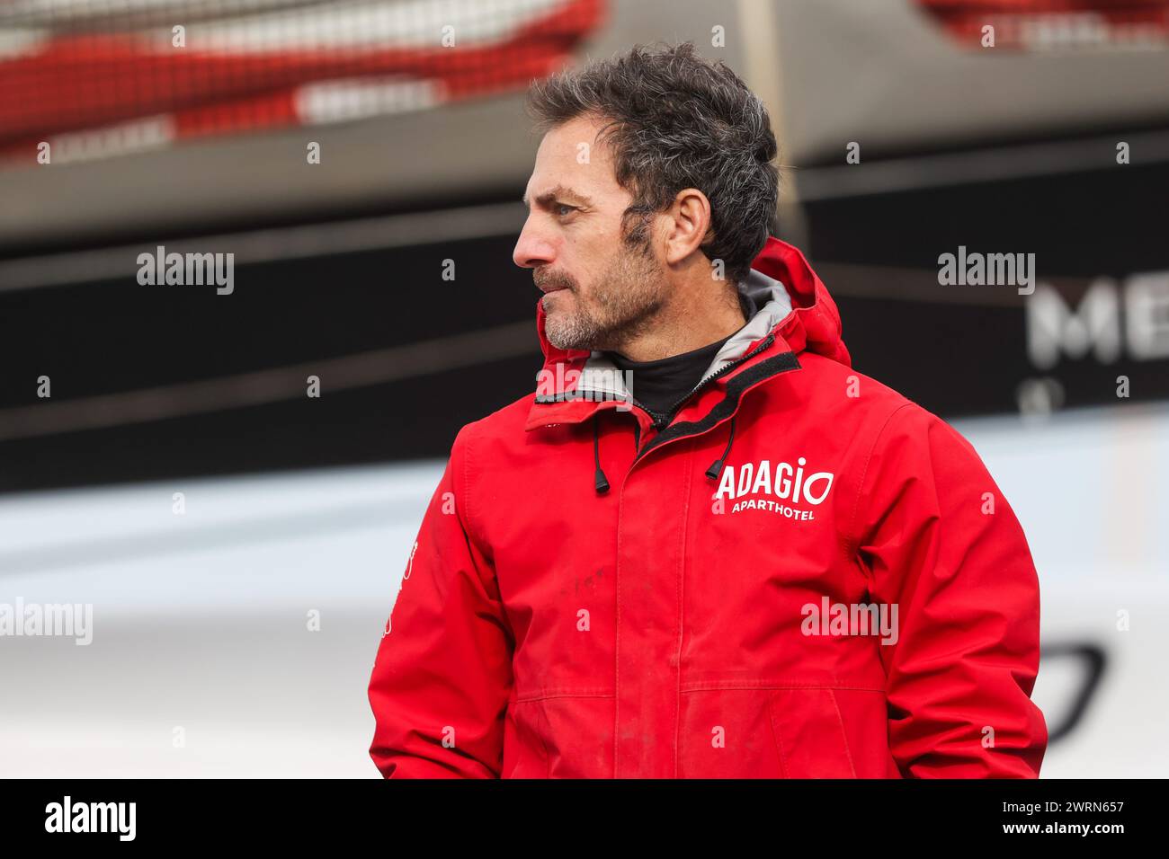 Brest, Francia. 13 marzo 2024. © PHOTOPQR/LE TELEGRAM/Vincent le Guern ; Brest ; 13/03/2024 ; Brest (29) 13-03-2024 : Eric Péron a Terminé son tour du monde en 66 jours 1 heure 14 minuti et 27 secondi. Il termine cinquième de la première édition de l'Arkéa Ultim Challenge. Lo skipper francese del multiscafo Adagio Eric Peron è accolto dalla folla dopo aver piazzato quinto della gara velica multiscafo intorno al mondo solista Arkea Ultim Challenge, a Brest, il 13 marzo 2024. *** Didascalia locale *** credito: MAXPPP/Alamy Live News Foto Stock