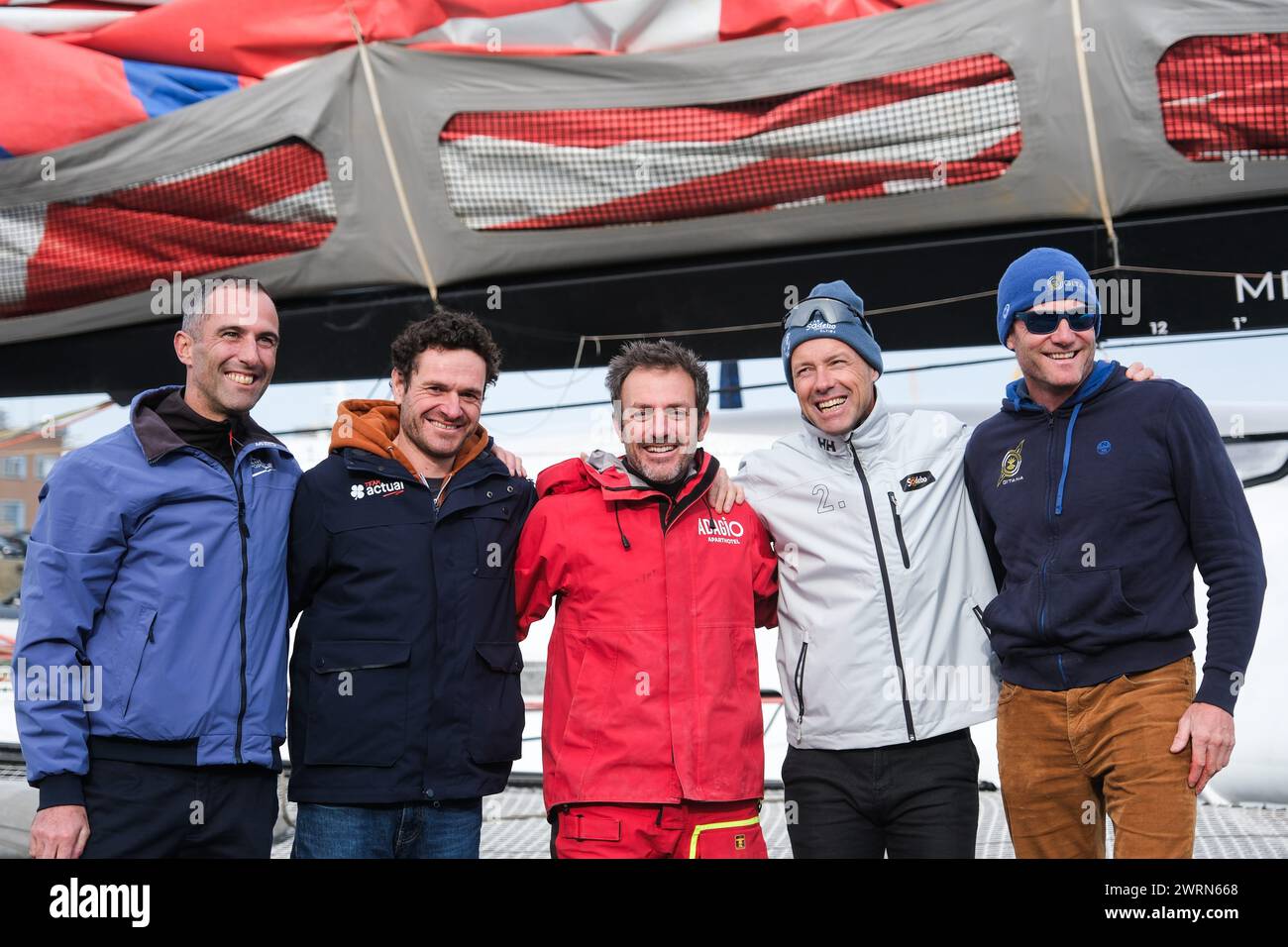 Brest, Francia. 13 marzo 2024. © PHOTOPQR/LE TELEGRAM/Vincent le Guern ; Brest ; 13/03/2024 ; Brest (29) 13-03-2024 : Retrouvailles entre les 5 skippers ayant bouclé leur tour du monde en solitaire. De gauche à droite : Armel le Cléac'h, Anthony Marchand, Eric Péron, Thomas Coville et Charles Caudrelier skipper francese del multiscafo Adagio Eric Peron è accolto dalla folla dopo aver piazzato quinto della multiscafo Around-the-World gara di vela solista Arkea Ultim Challenge, a Brest, il 13 marzo 2024. *** Didascalia locale *** credito: MAXPPP/Alamy Live News Foto Stock