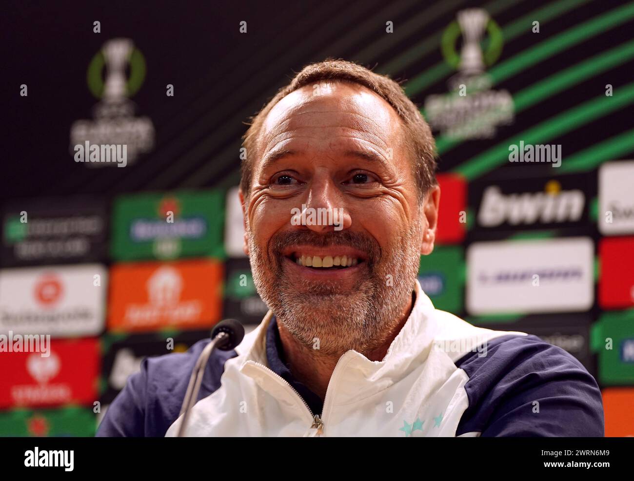 Il manager dell'AJAX John van 't Schip durante una conferenza stampa a Villa Park, Birmingham. Data foto: Mercoledì 13 marzo 2024. Foto Stock