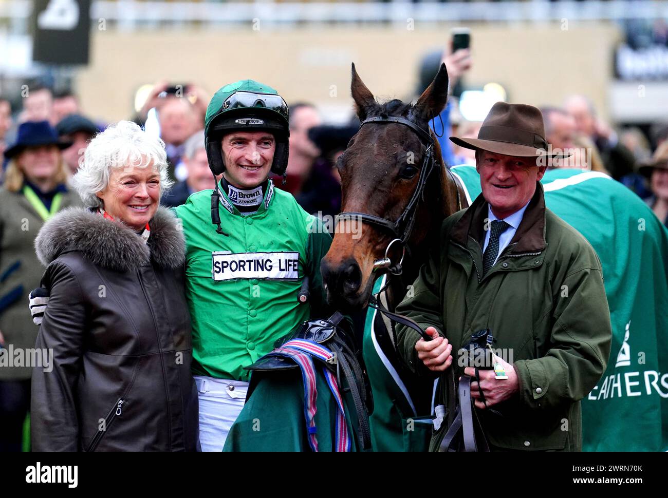 L'allenatore Willie Mullins, la moglie Jackie Mullins e il fantino Patrick Mullins si posano per una foto con Jasmin De Vaux mentre celebrano la vittoria del Weatherbys Champion Bumper il secondo giorno del Cheltenham Festival 2024 all'ippodromo di Cheltenham. Willie Mullins ha raggiunto il magico punteggio di 100 vincitori al Cheltenham Festival mentre il Patrick Mullins-cavalcato Jasmin De Vaux gli ha dato una tredicesima vittoria nel Weatherbys Champion Bumper. Data foto: Mercoledì 13 marzo 2024. Foto Stock