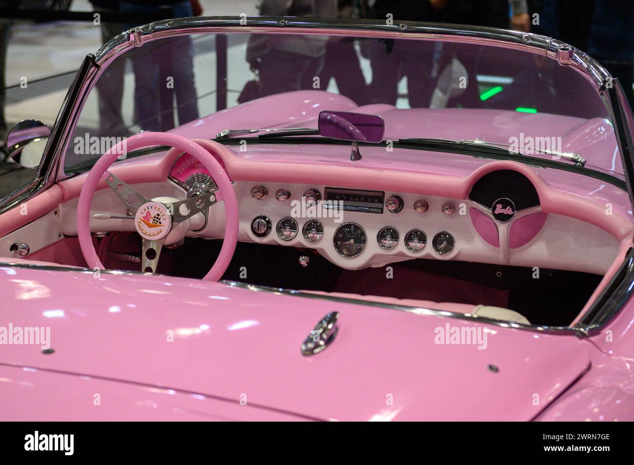 Toronto, ON, Canada - 16 febbraio 2024: Chevrolet Corvette (macchina cinematografica di Barbie) viene presentata al Metro Toronto Convention Centre Foto Stock
