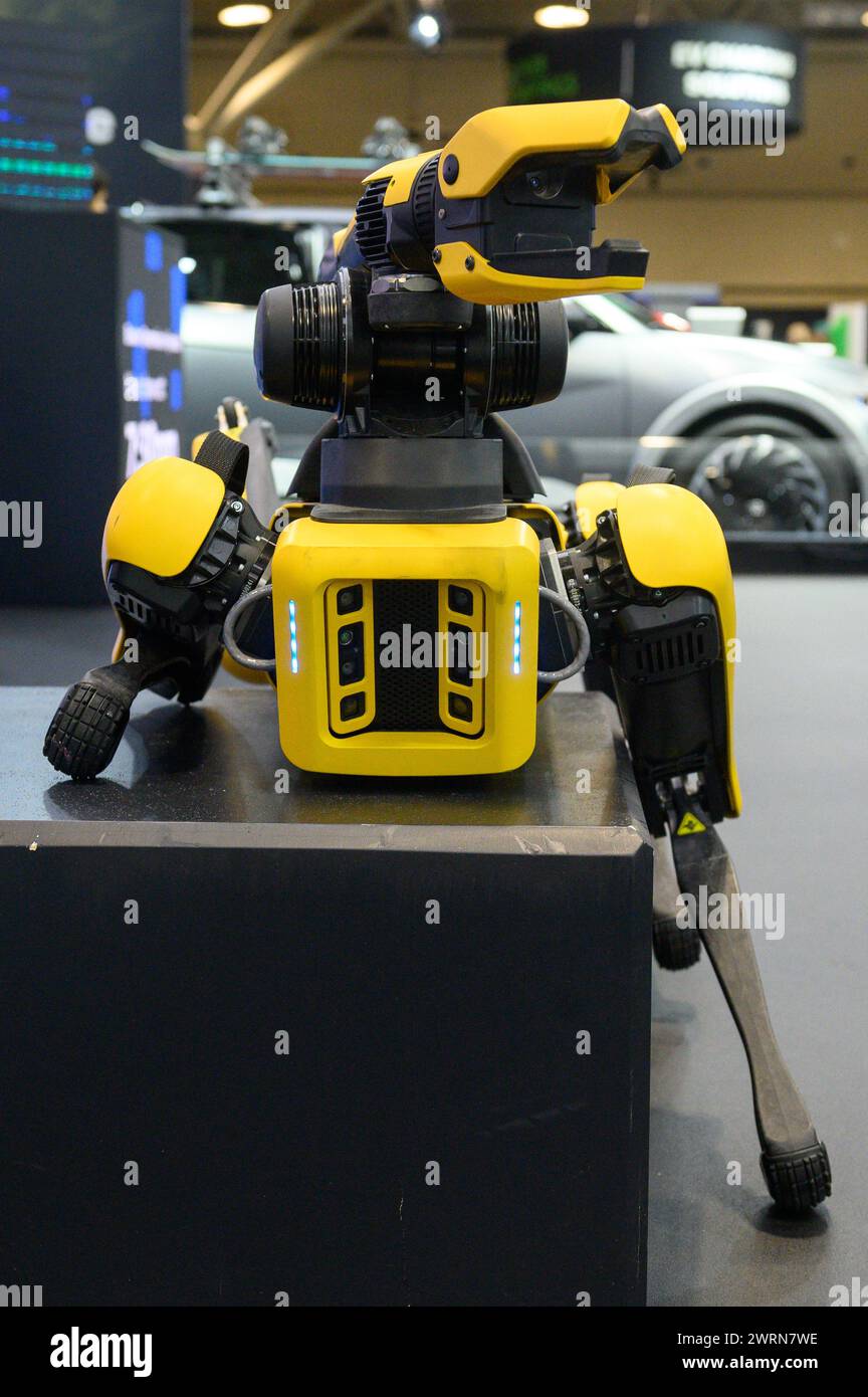 Toronto, ON, Canada - 16 febbraio 2024: Robot Dog Boston Dynamics Hyundai presentato dal Pfaff Auto Group al Metro Toronto Convention Centre Foto Stock