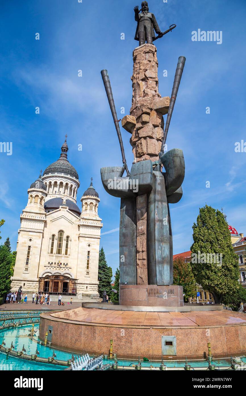 CLUJ-NAPOCA, TRANSILVANIA, ROMANIA - 20 SETTEMBRE 2020: Statua di Avram Iancu nella piazza con lo stesso nome e cattedrale ortodossa del dormitorio Foto Stock