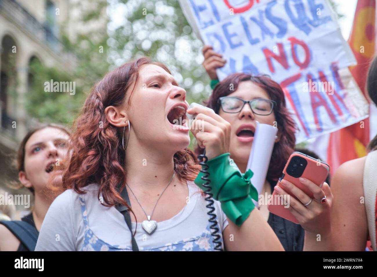 Buenos Aires, Argentina; 8 marzo 2024: Giovani donne che urlano slogan femministi durante la marcia durante lo sciopero internazionale delle donne. Foto Stock