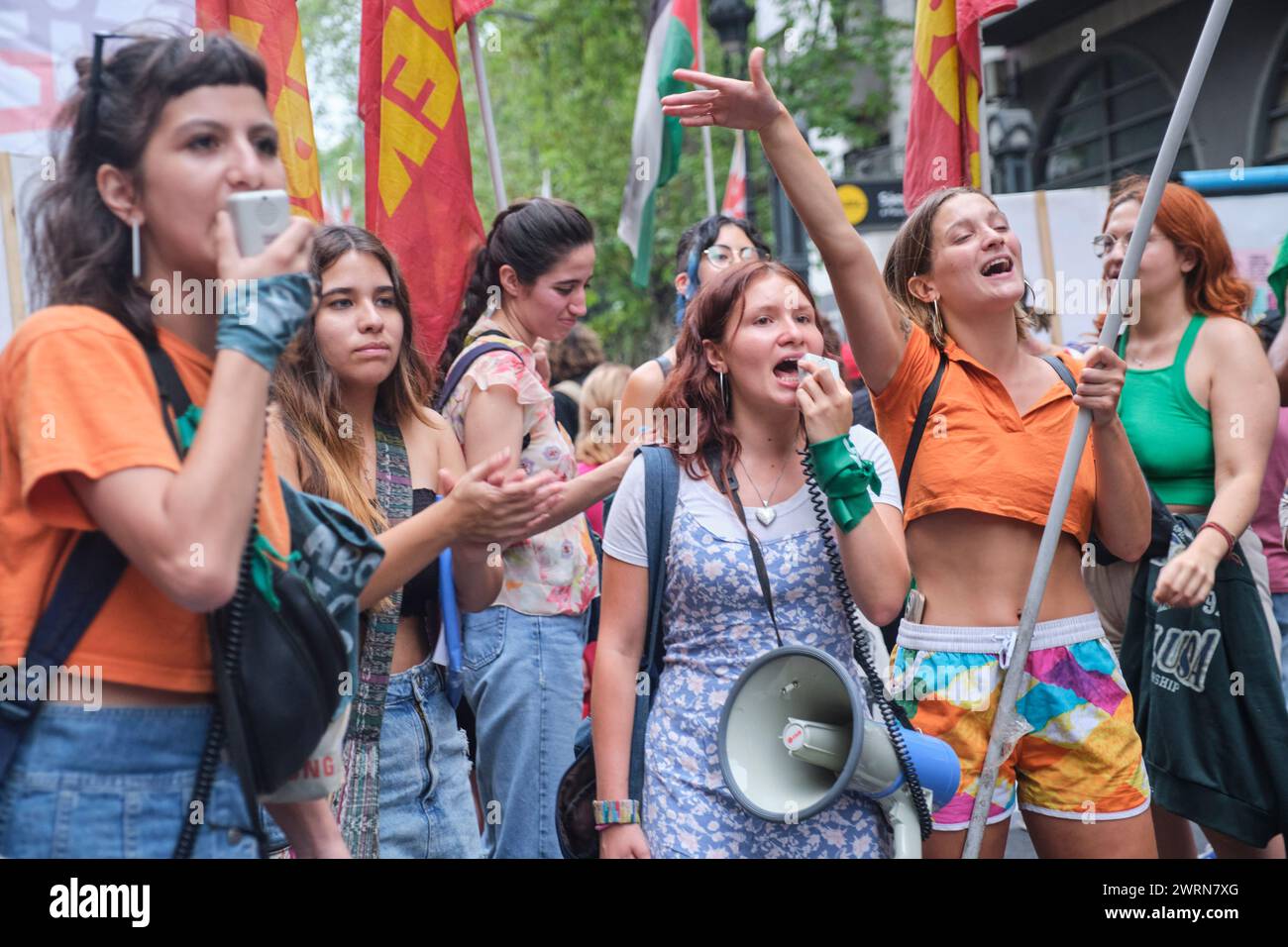 Buenos Aires, Argentina; 8 marzo 2024: Gruppo di giovani donne che cantano slogan femministi durante la marcia durante lo sciopero internazionale delle donne. Foto Stock