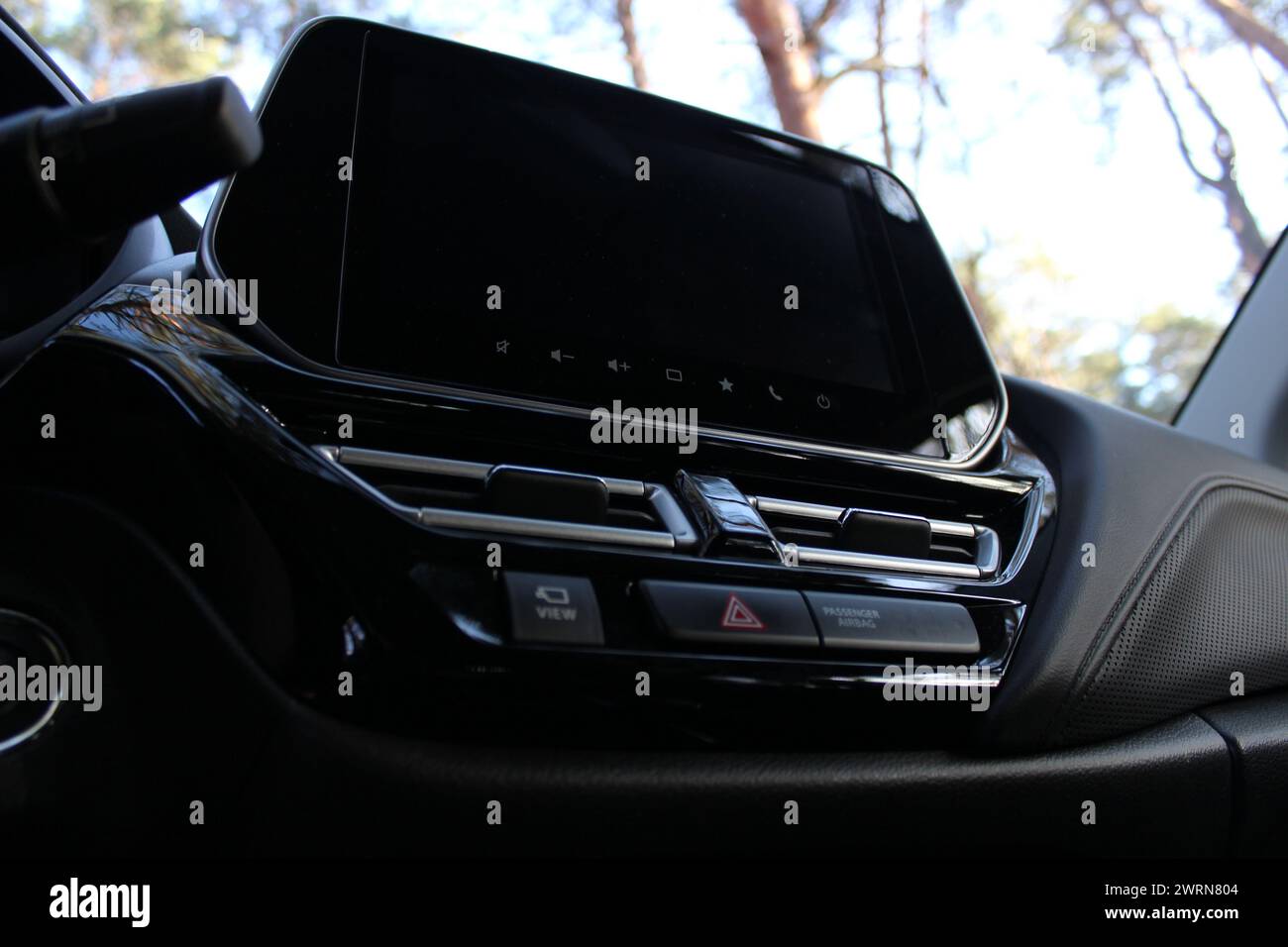 Vista dal basso del display del touch screen disattivato all'interno della vettura Foto Stock