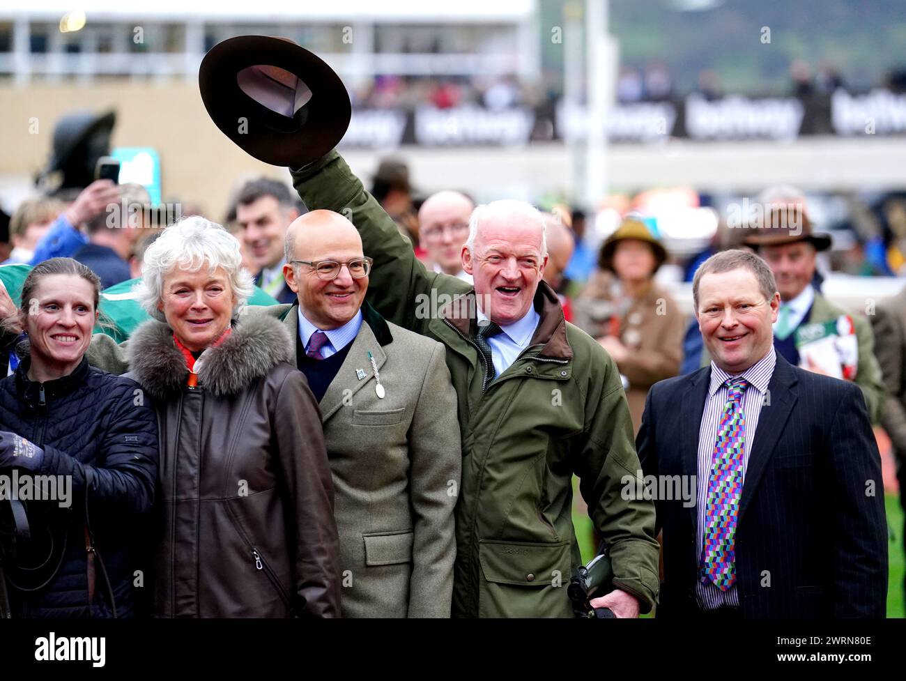 Il co-proprietario Simon Munir, l'allenatore Willie Mullins e sua moglie Jackie Mullins posano per una foto mentre celebrano dopo che Jasmin De Vaux ha vinto il Weatherbys Champion Bumper il secondo giorno del Cheltenham Festival 2024 all'ippodromo di Cheltenham. Willie Mullins ha raggiunto il magico punteggio di 100 vincitori al Cheltenham Festival mentre il Patrick Mullins-cavalcato Jasmin De Vaux gli ha dato una tredicesima vittoria nel Weatherbys Champion Bumper. Data foto: Mercoledì 13 marzo 2024. Foto Stock