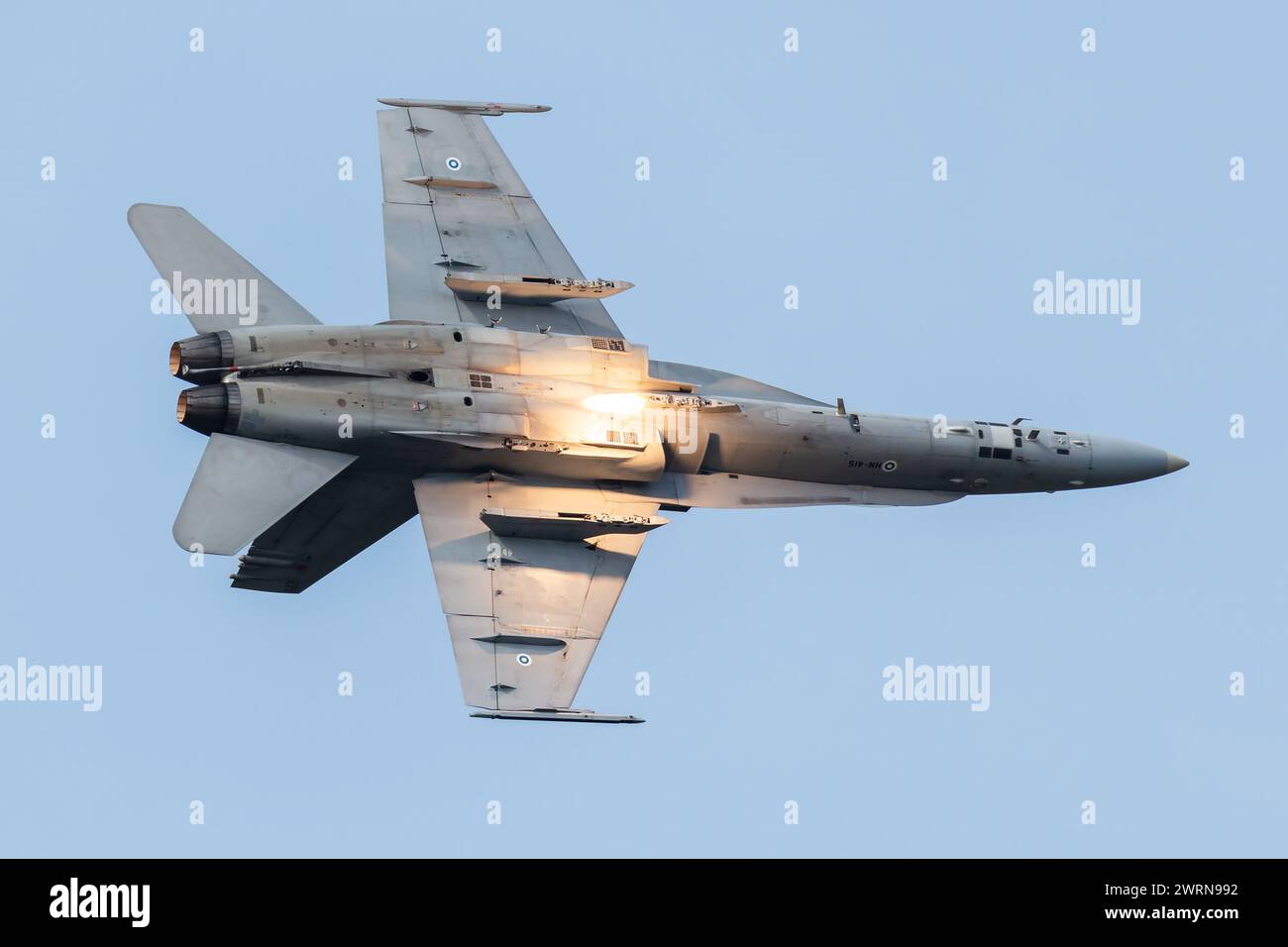 Radom, Polonia - 27 agosto 2023: Aereo da caccia F-18 Hornet dell'aeronautica finlandese in volo. Aerei aeronautici e militari. Foto Stock