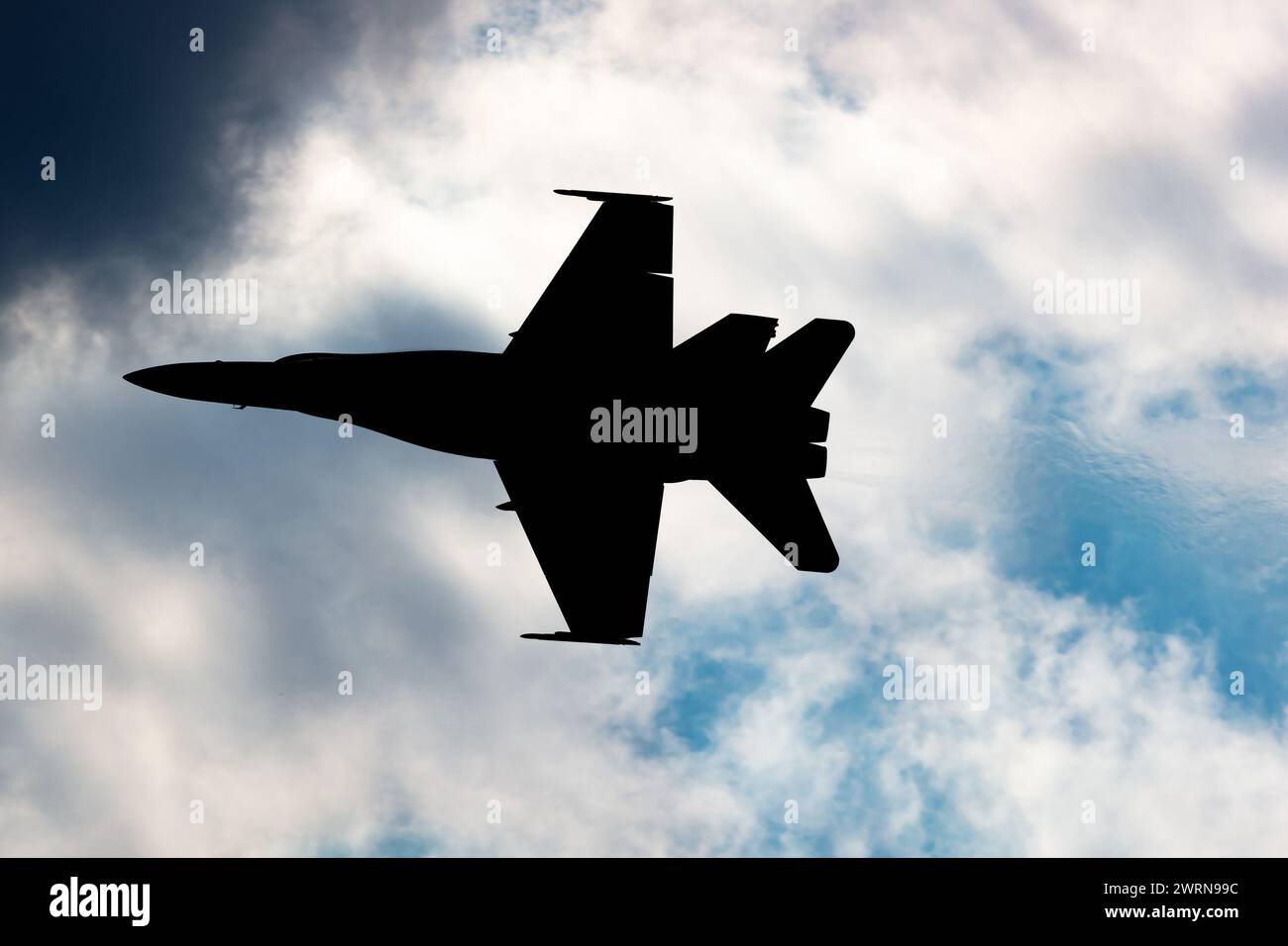 Radom, Polonia - 24 agosto 2023: Aereo da caccia F-18 Hornet dell'aeronautica finlandese in volo. Aerei aeronautici e militari. Foto Stock