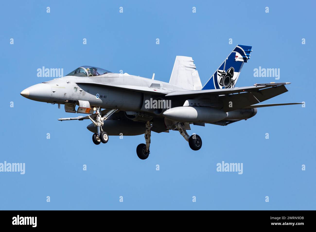 Radom, Polonia - 24 agosto 2023: Aereo da caccia F-18 Hornet dell'aeronautica finlandese in volo. Aerei aeronautici e militari. Foto Stock