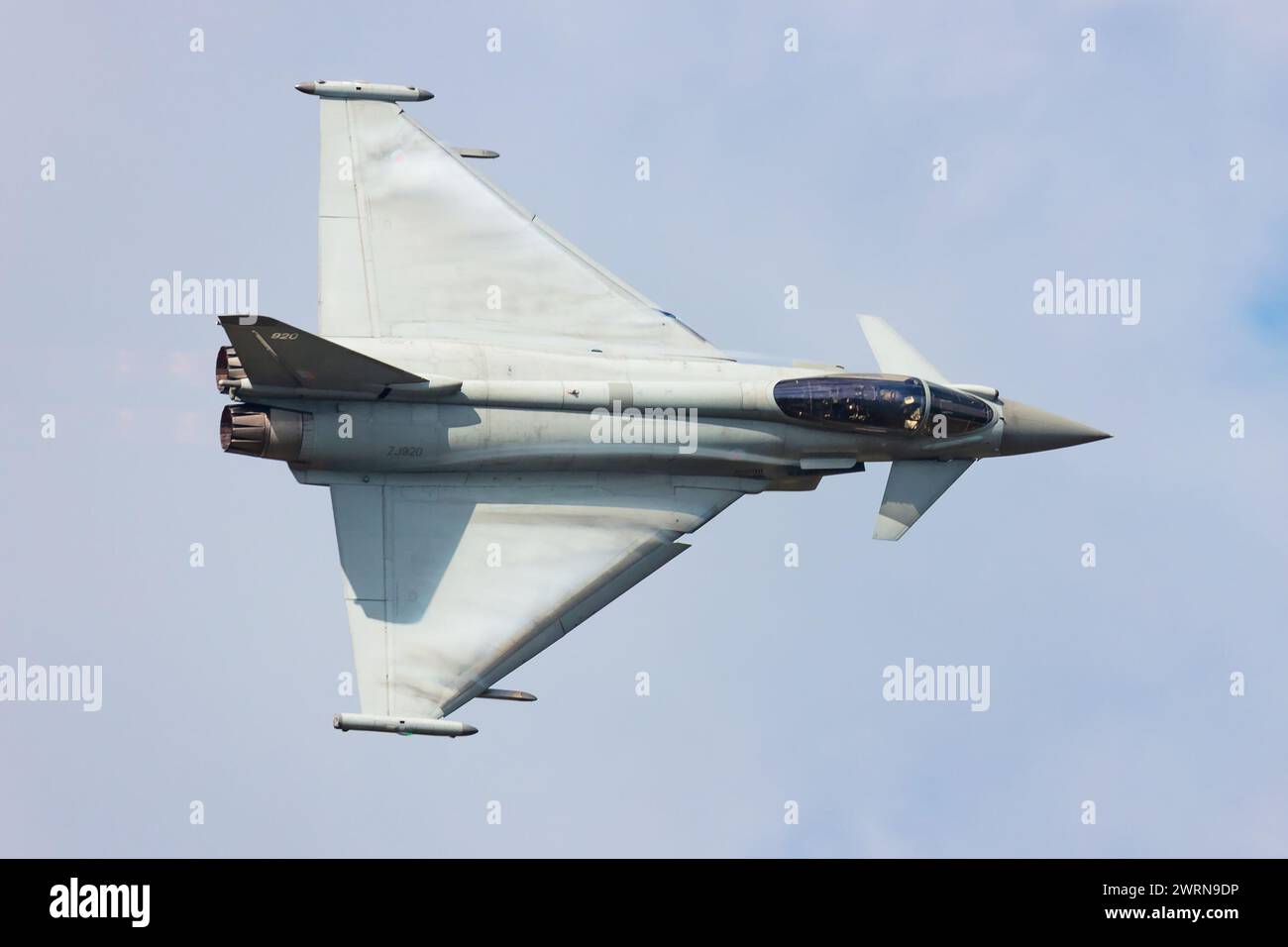 Radom, Polonia - 25 agosto 2023: Aereo da caccia Eurofighter Typhoon della Royal Air Force in volo. Aerei aeronautici e militari. Foto Stock