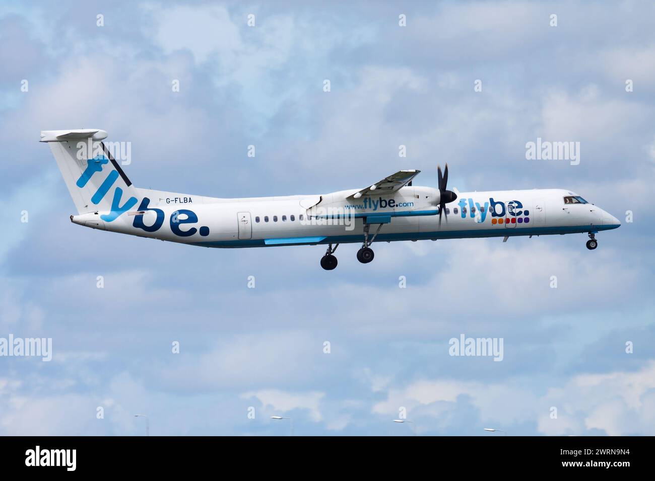 Amsterdam, Paesi Bassi - 15 agosto 2014: Aereo passeggeri Flybe in aeroporto. Programma il viaggio di volo. Aviazione e aeromobili. Trasporto aereo. Inter. Globale Foto Stock