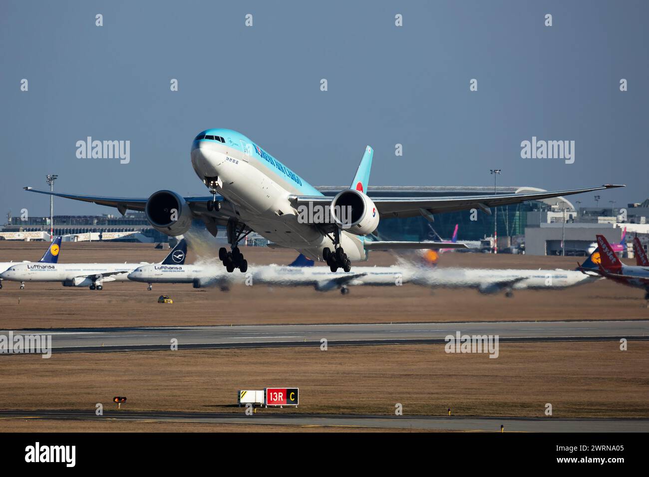 Budapest, Ungheria - 28 febbraio 2021: Aereo cargo Korean Air in aeroporto. Trasporto aereo e spedizione. Aviazione e aerei. Industria dei trasporti. Globale Foto Stock