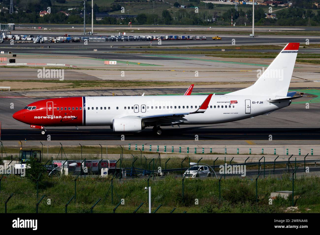 Madrid, Spagna - 4 maggio 2016: Aereo passeggeri Norwegian Air Shuttle in aeroporto. Pianificare i viaggi di volo. Aviazione e aerei. Trasporto aereo. Ingresso globale Foto Stock
