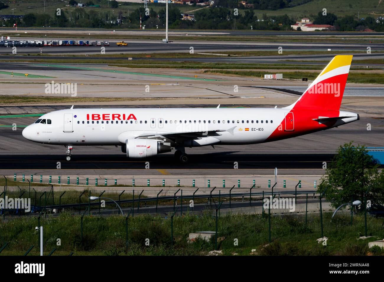 Madrid, Spagna - 4 maggio 2016: Aereo passeggeri Iberia Airlines in aeroporto. Pianificare i viaggi di volo. Aviazione e aerei. Trasporto aereo. Internat globale Foto Stock