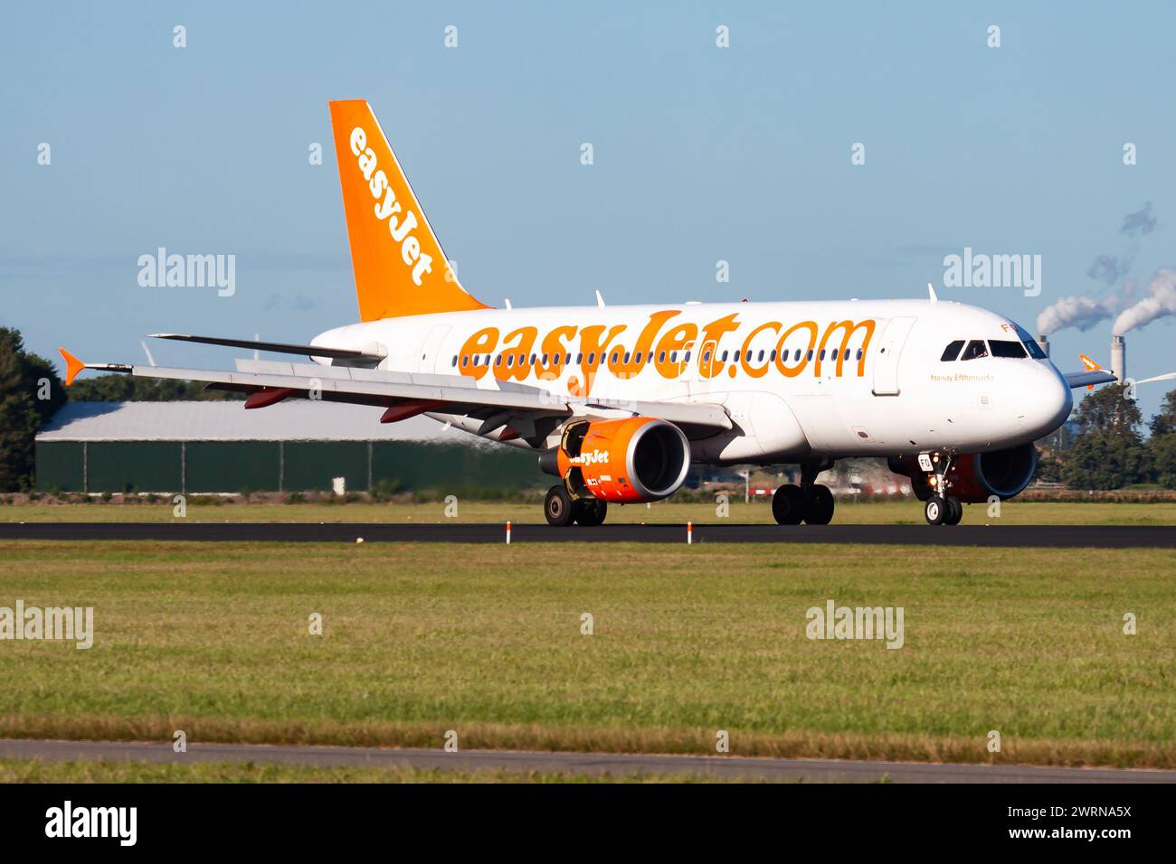 Amsterdam / Paesi Bassi - 13 agosto 2014: EasyJet Airbus A319 G-EZFO aereo passeggeri arrivo e atterraggio all'aeroporto Schipol di Amsterdam Foto Stock