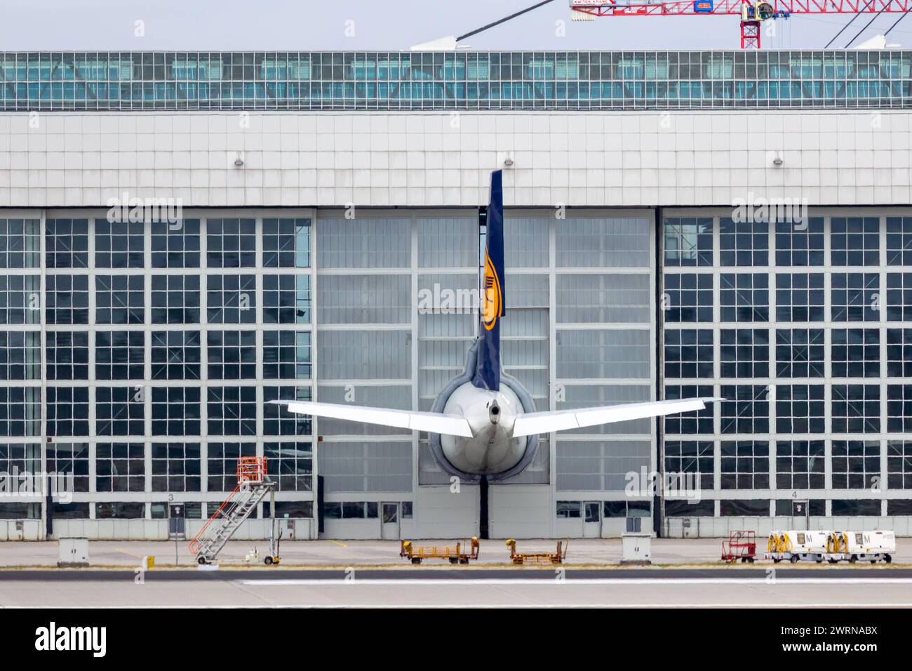 Streik der Flugbegleiter Gewerkschaft UFO am Flughafen München während des Streiks des Kabinenpersonals Warten Die Kollegen der Lufthansa Technik einen Airbus A380. Die Mitarbeiter der Lufthansa Technik streikten bereits mehrmals gemeinsam mit dem Lufthansa Bodenpersonal für eine Erneuerung des Tarifvertrags mit bessere Bedingungen für die verdi Gewerkschaftsmitglieder. Flughafen München Bayern Deutschland *** sciopero degli assistenti di volo dell'unione UFO all'aeroporto di Monaco durante lo sciopero dell'equipaggio di cabina, i colleghi della Lufthansa Technik mantengono un Airbus A380 i dipendenti della Lufthansa Technik hanno già st Foto Stock