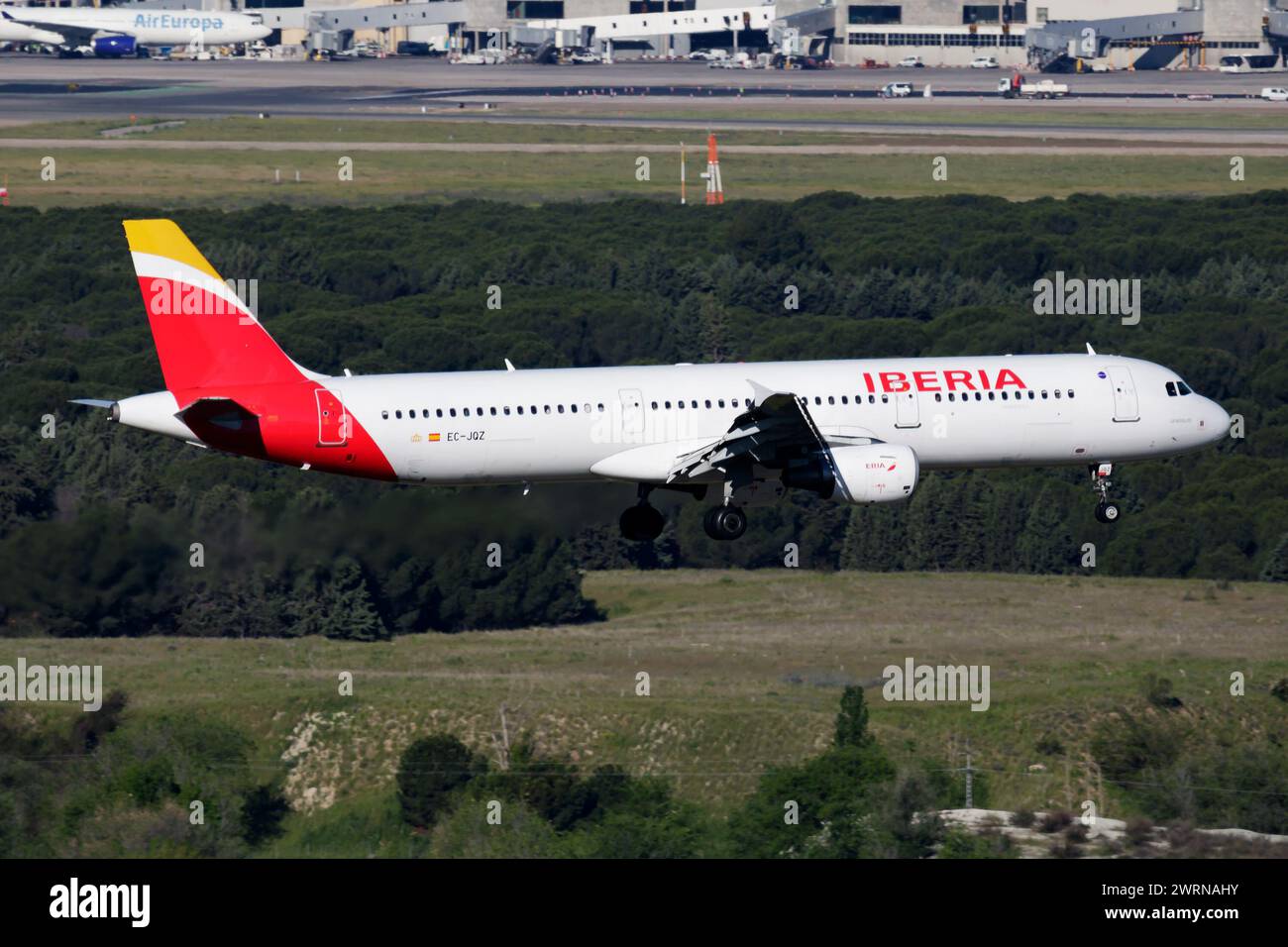 Madrid, Spagna - 4 maggio 2016: Aereo passeggeri Iberia Airlines in aeroporto. Pianificare i viaggi di volo. Aviazione e aerei. Trasporto aereo. Internat globale Foto Stock