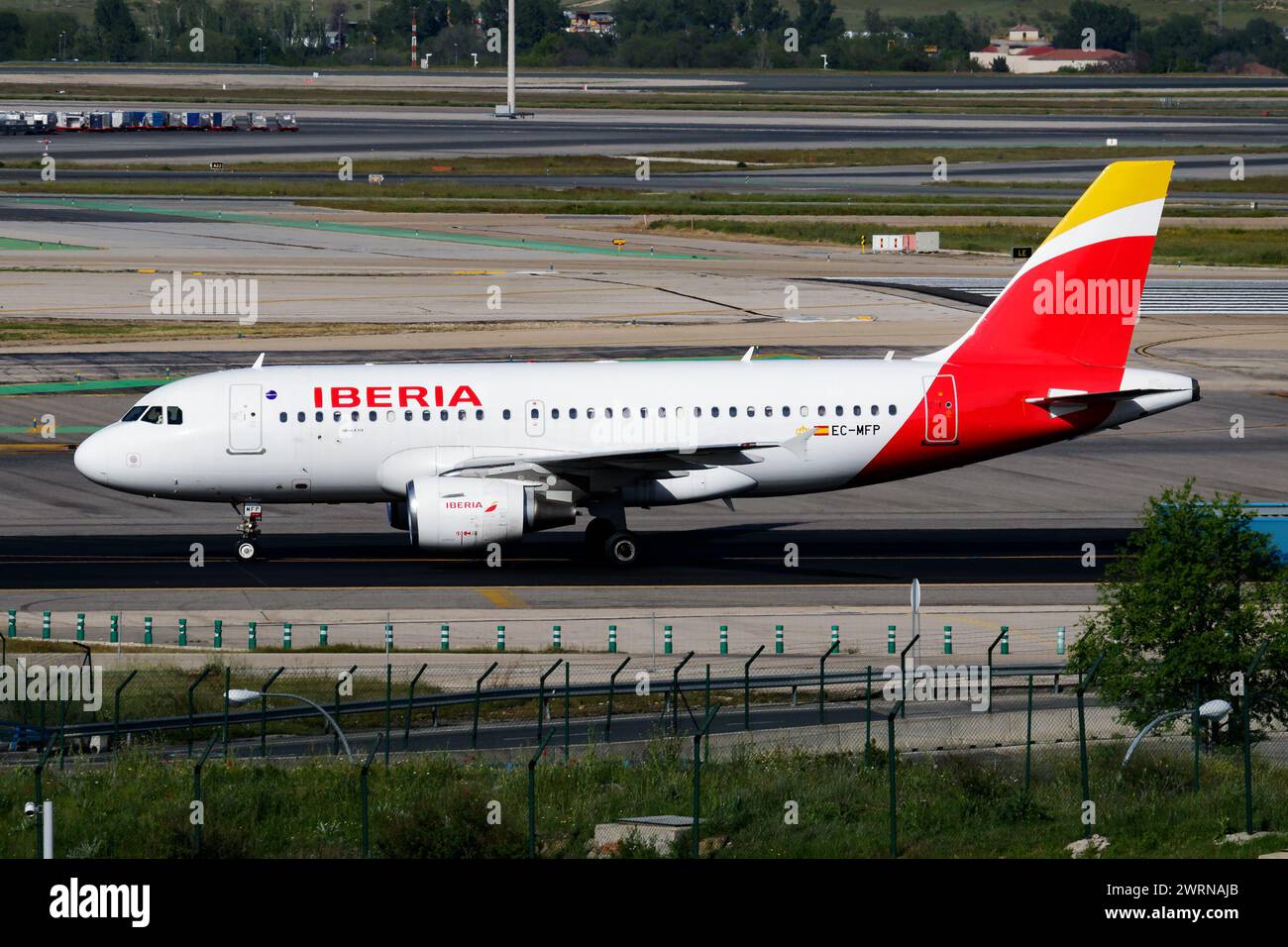 Madrid, Spagna - 4 maggio 2016: Aereo passeggeri Iberia Airlines in aeroporto. Pianificare i viaggi di volo. Aviazione e aerei. Trasporto aereo. Internat globale Foto Stock