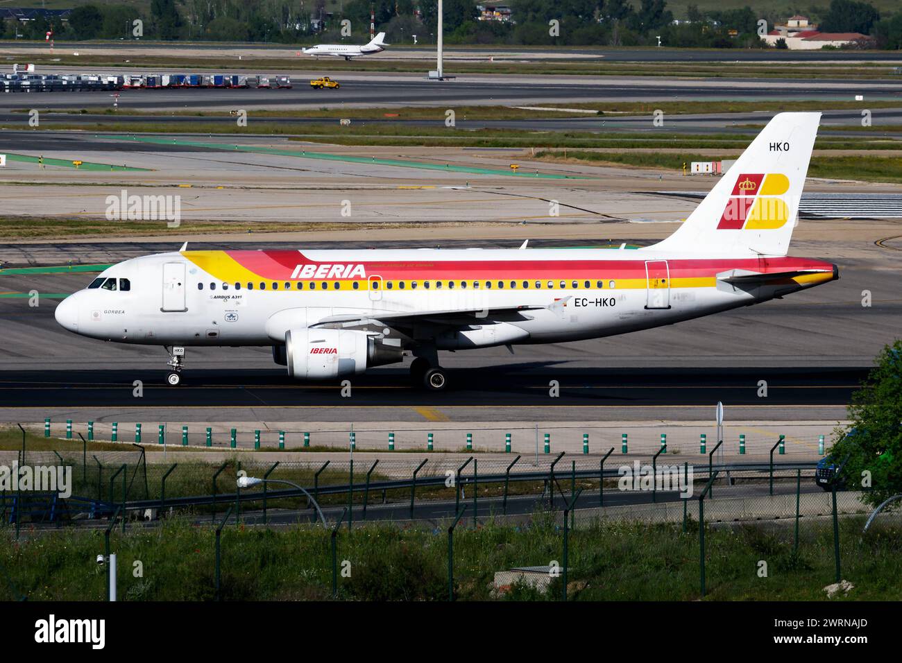 Madrid, Spagna - 4 maggio 2016: Aereo passeggeri Iberia Airlines in aeroporto. Pianificare i viaggi di volo. Aviazione e aerei. Trasporto aereo. Internat globale Foto Stock