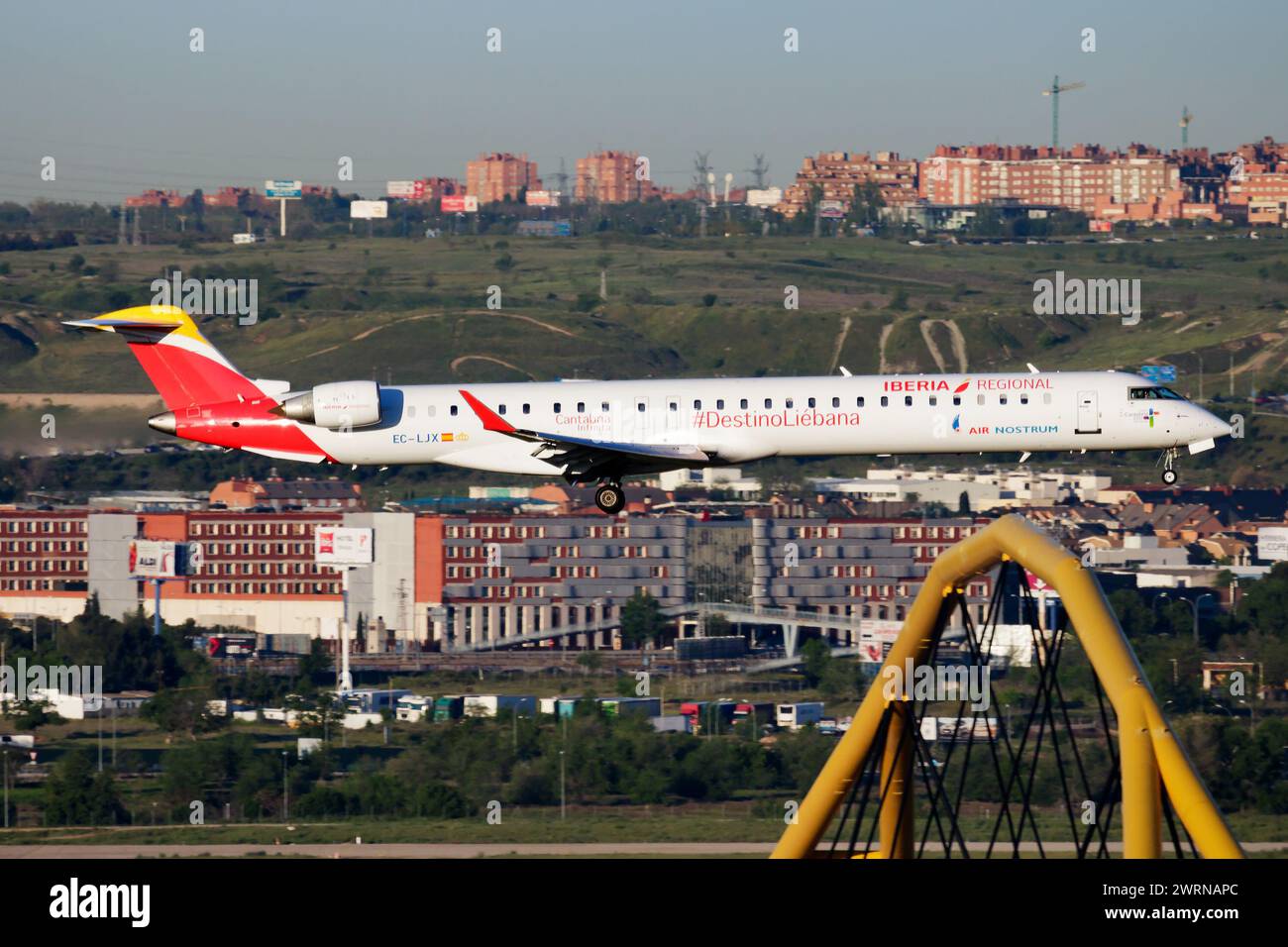 Madrid, Spagna - 4 maggio 2016: Aereo passeggeri Iberia Airlines in aeroporto. Pianificare i viaggi di volo. Aviazione e aerei. Trasporto aereo. Internat globale Foto Stock