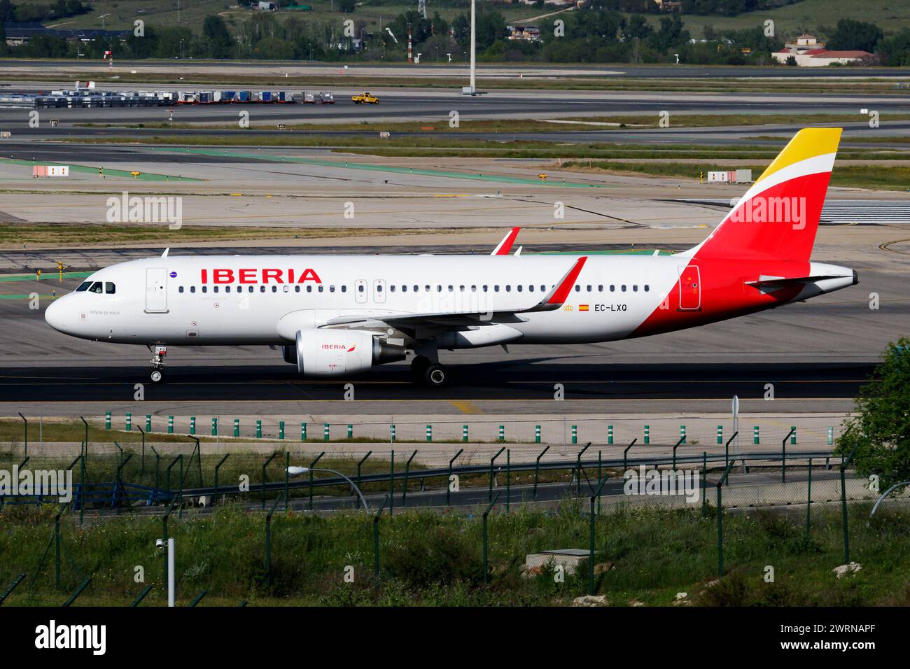 Madrid, Spagna - 4 maggio 2016: Aereo passeggeri Iberia Airlines in aeroporto. Pianificare i viaggi di volo. Aviazione e aerei. Trasporto aereo. Internat globale Foto Stock