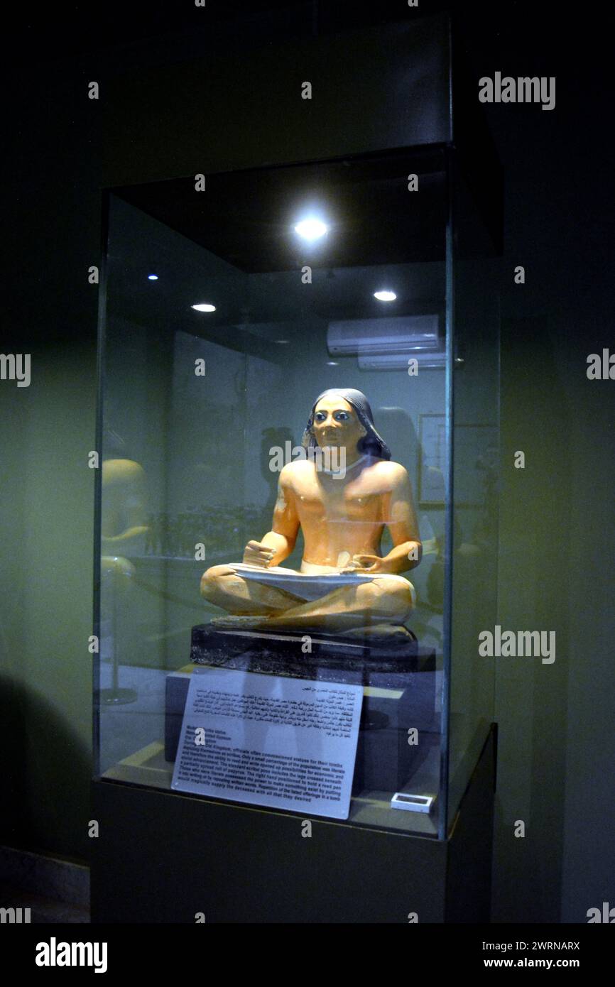 Cairo, Egitto, 7 gennaio 2023: La scultura dello scriba seduto o squatting Scribe è una famosa opera d'arte egizia antica. Rappresenta una figura Foto Stock