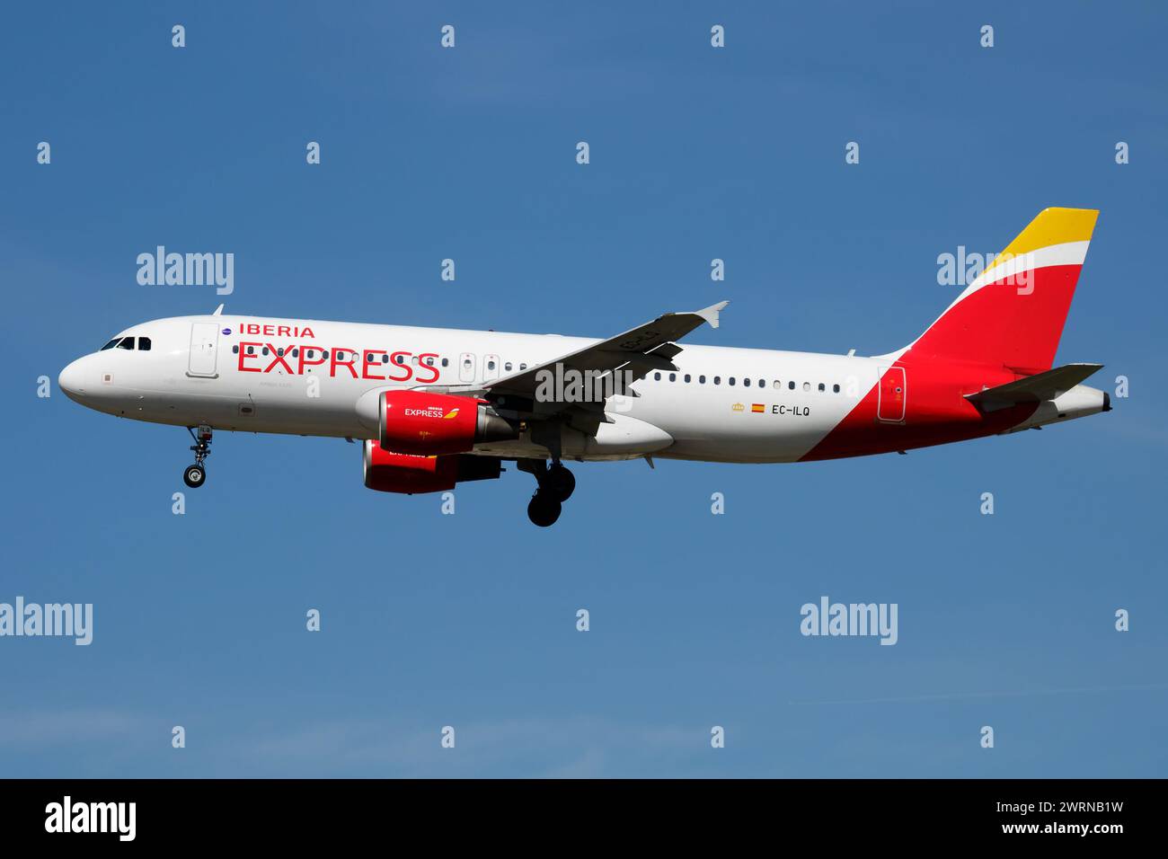 Madrid, Spagna - 4 maggio 2016: Aereo passeggeri Iberia Airlines in aeroporto. Pianificare i viaggi di volo. Aviazione e aerei. Trasporto aereo. Internat globale Foto Stock