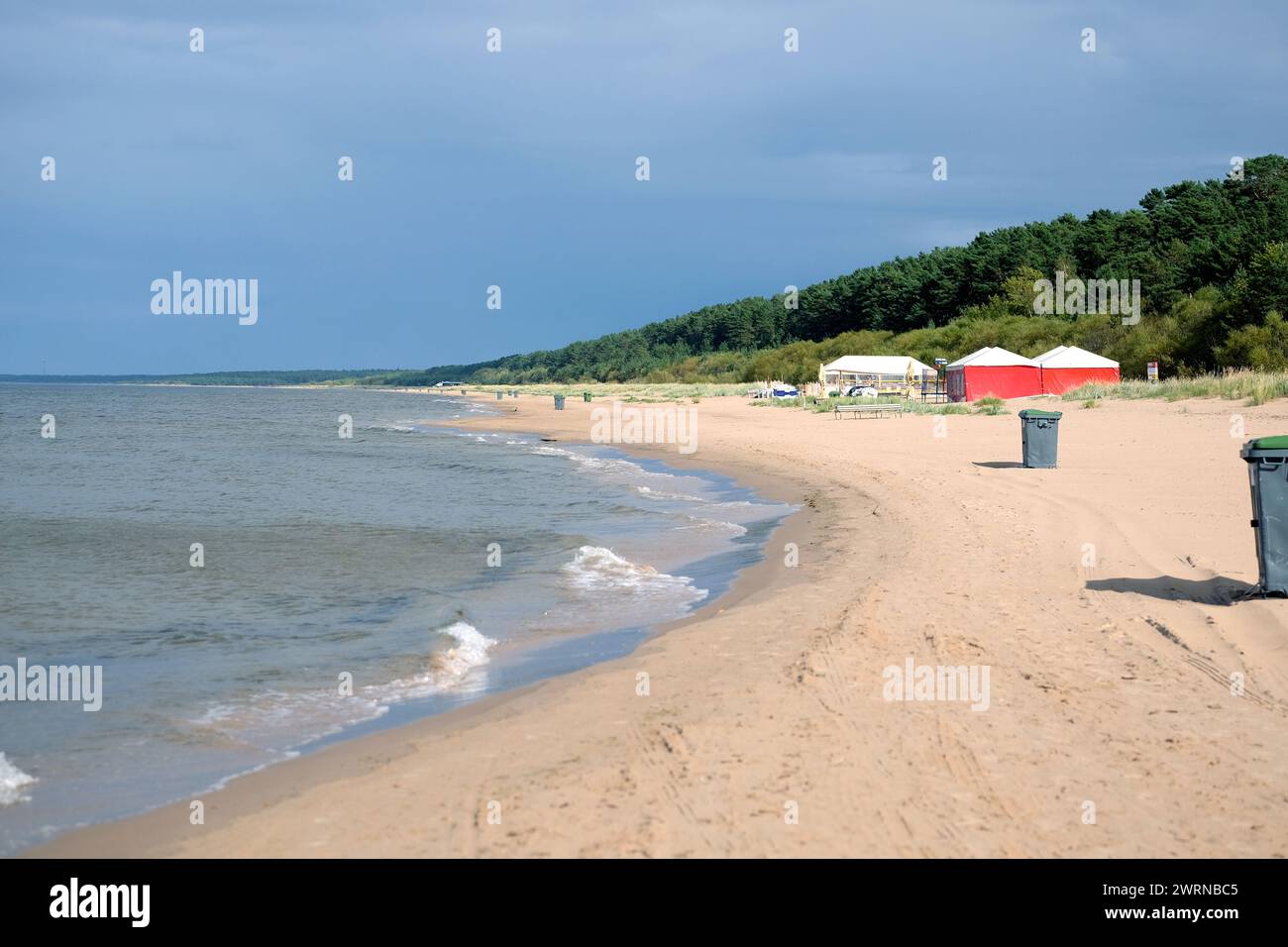 Lunga spiaggia sabbiosa vuota sul Mar Baltico, nella periferia di riga a Jurmala, giorno coperto in bassa stagione Foto Stock