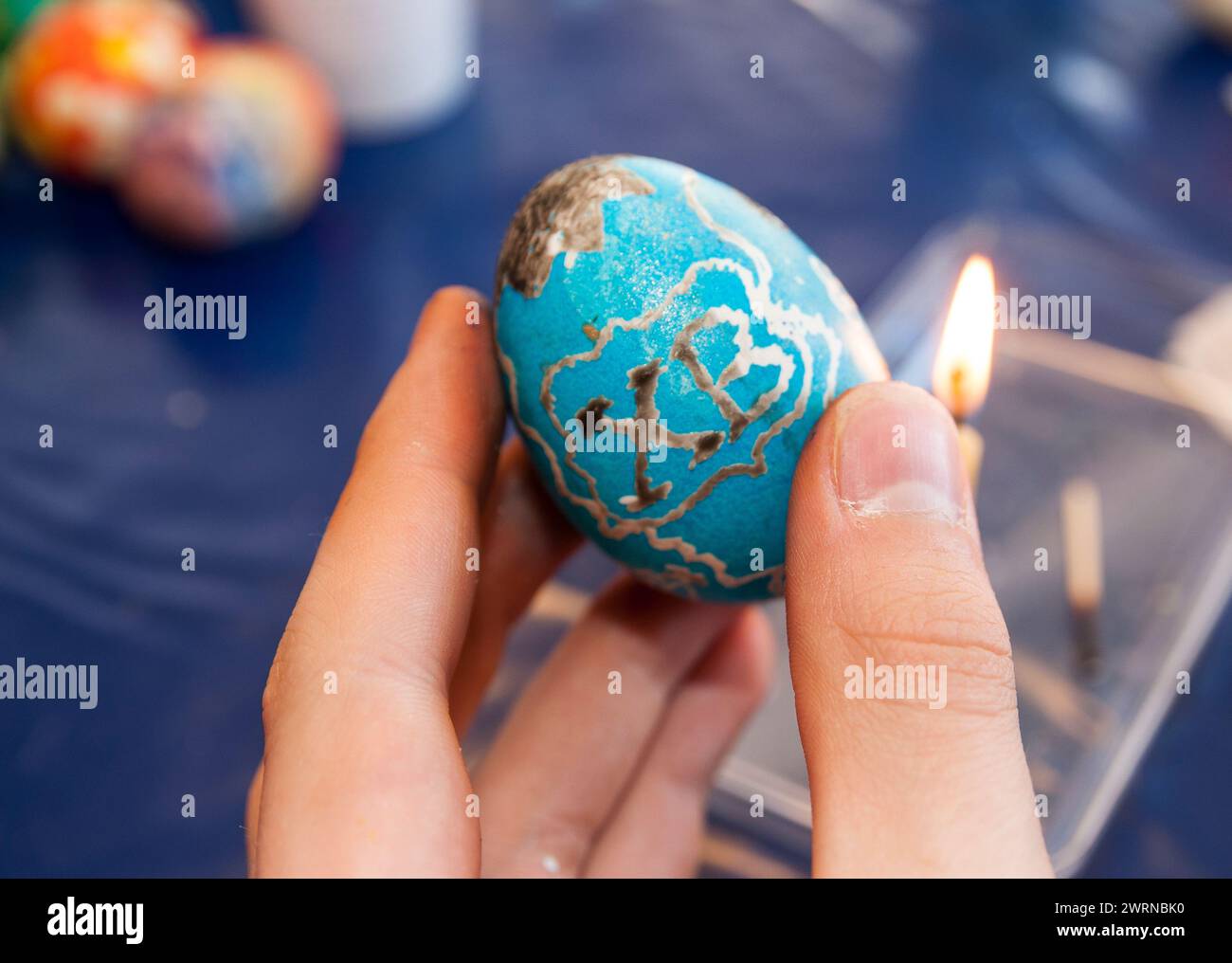 decorazione con uovo di pasqua con candela stearica, stile russo Foto Stock