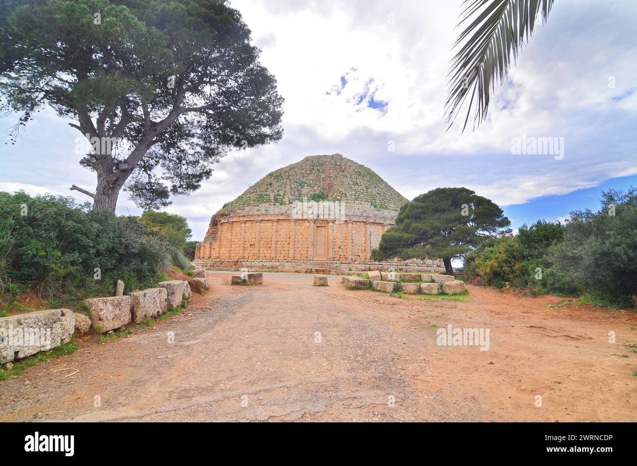 Il Mausoleo reale della Mauretania è un monumento funebre situato sulla strada tra Cherchell e Algeri Foto Stock