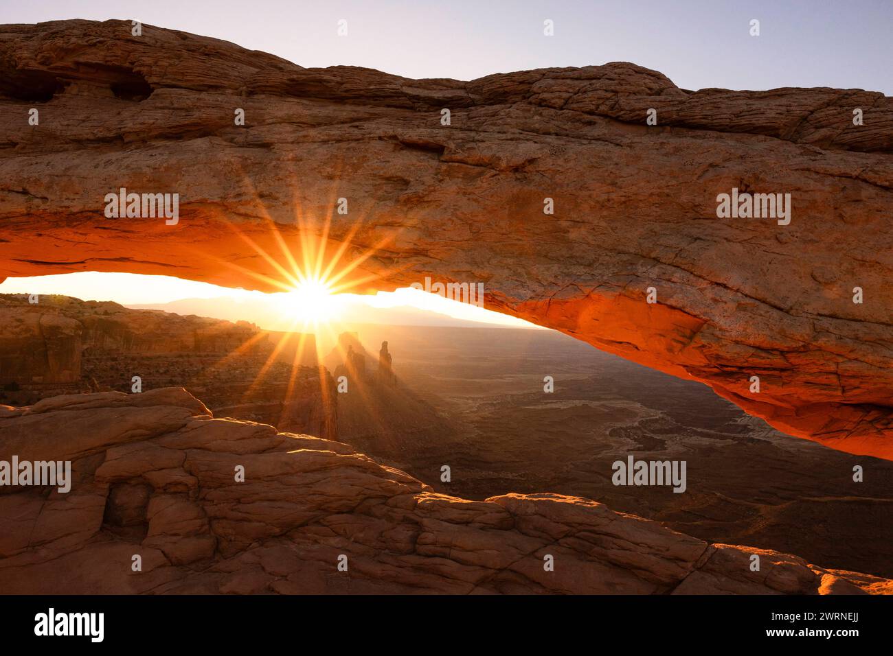 La luce del sole avvolge la Canyonlands Valley durante un'alba estiva, incorniciata da Mesa Arch, Utah, Stati Uniti d'America, Nord America Copyright: Carlox Foto Stock