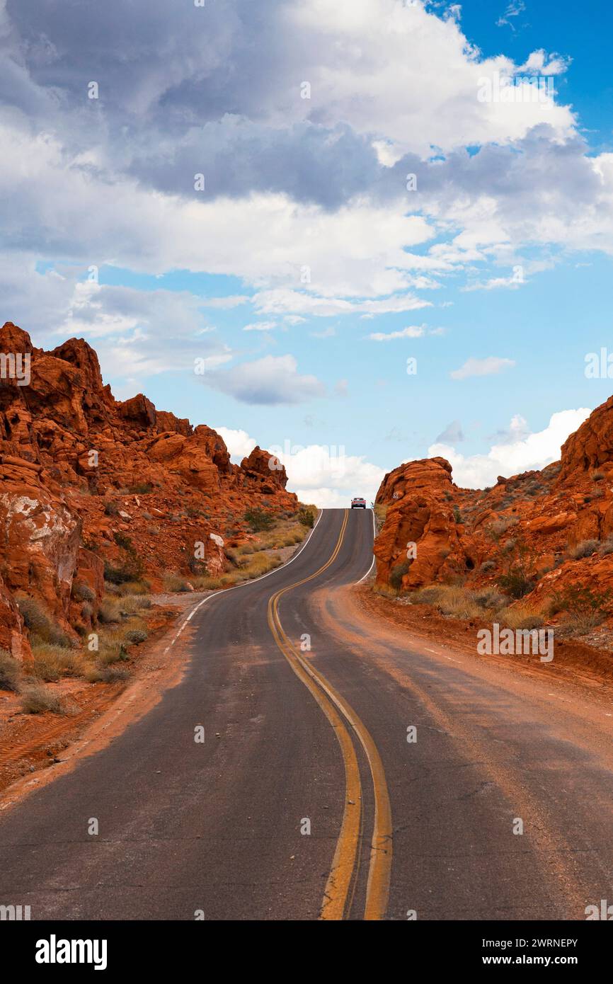 Una strada maestosa che attraversa la splendida Valle del fuoco, Nevada, Stati Uniti d'America, Nord America Copyright: Carloxalbertoxconti 1369-145 Foto Stock