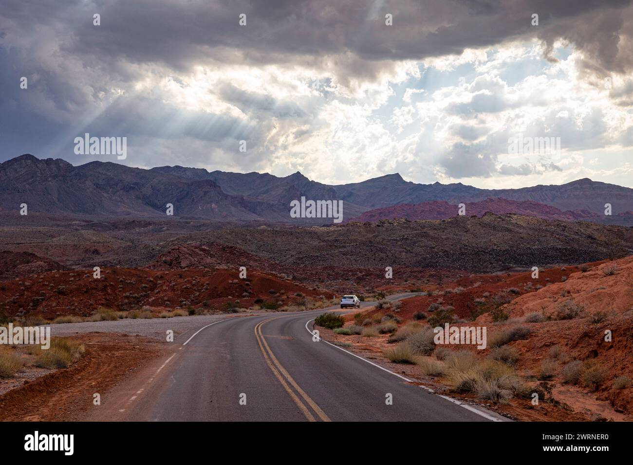 Una strada maestosa che attraversa la splendida Valle del fuoco, Nevada, Stati Uniti d'America, Nord America Copyright: Carloxalbertoxconti 1369-144 Foto Stock