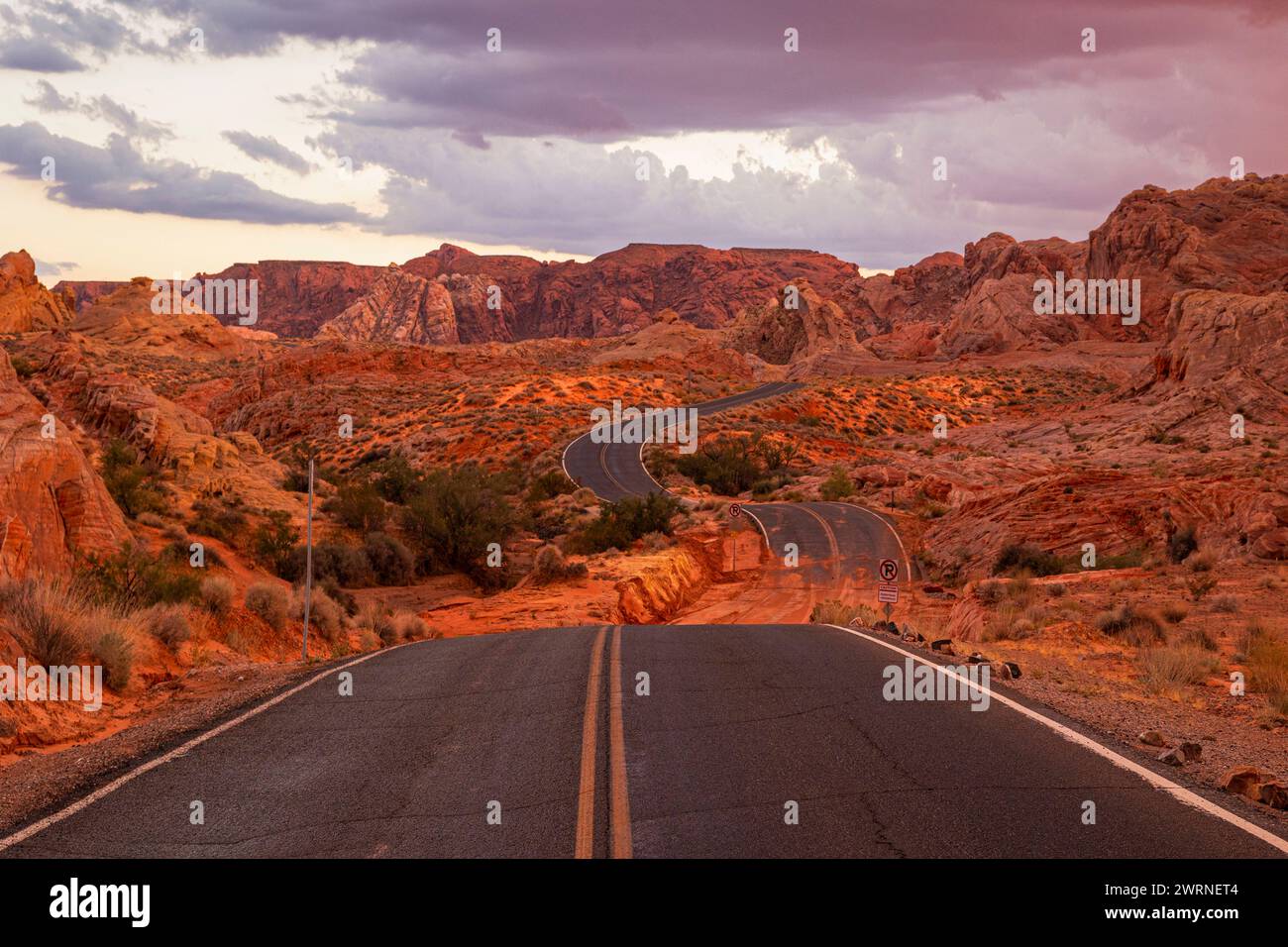 Una strada maestosa che attraversa la splendida Valle del fuoco, Nevada, Stati Uniti d'America, Nord America Copyright: Carloxalbertoxconti 1369-149 Foto Stock