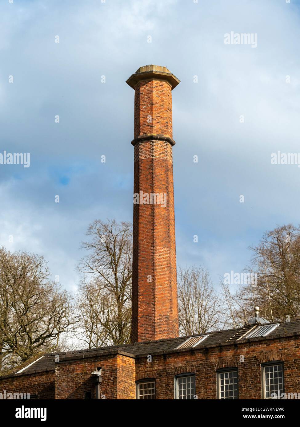 Il camino ottagonale di Quarry Bank Mill visto contro un cielo blu. Styal, Cheshire, Regno Unito Foto Stock