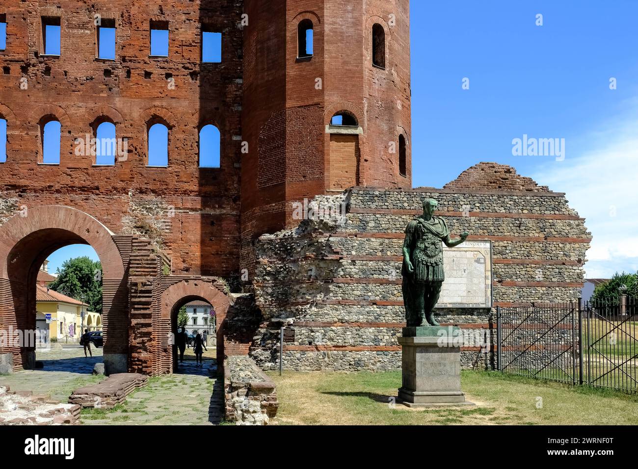 Statua di Giulio Cesare situata presso la porta Palatina, una porta della città di epoca romana, la porta Principalis Dextra dell'antica città che dà accesso attraverso il Foto Stock