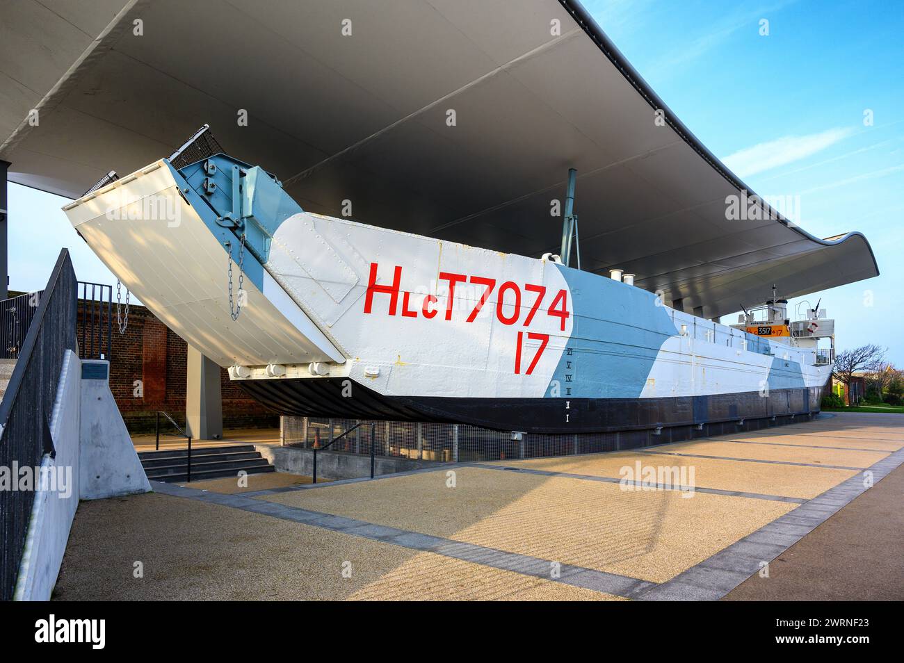L'LCT 7074 è un mezzo da sbarco restaurato della seconda guerra mondiale in mostra al museo del D-Day di Portsmouth. Prese parte allo sbarco in Normandia nel 1944. Foto Stock