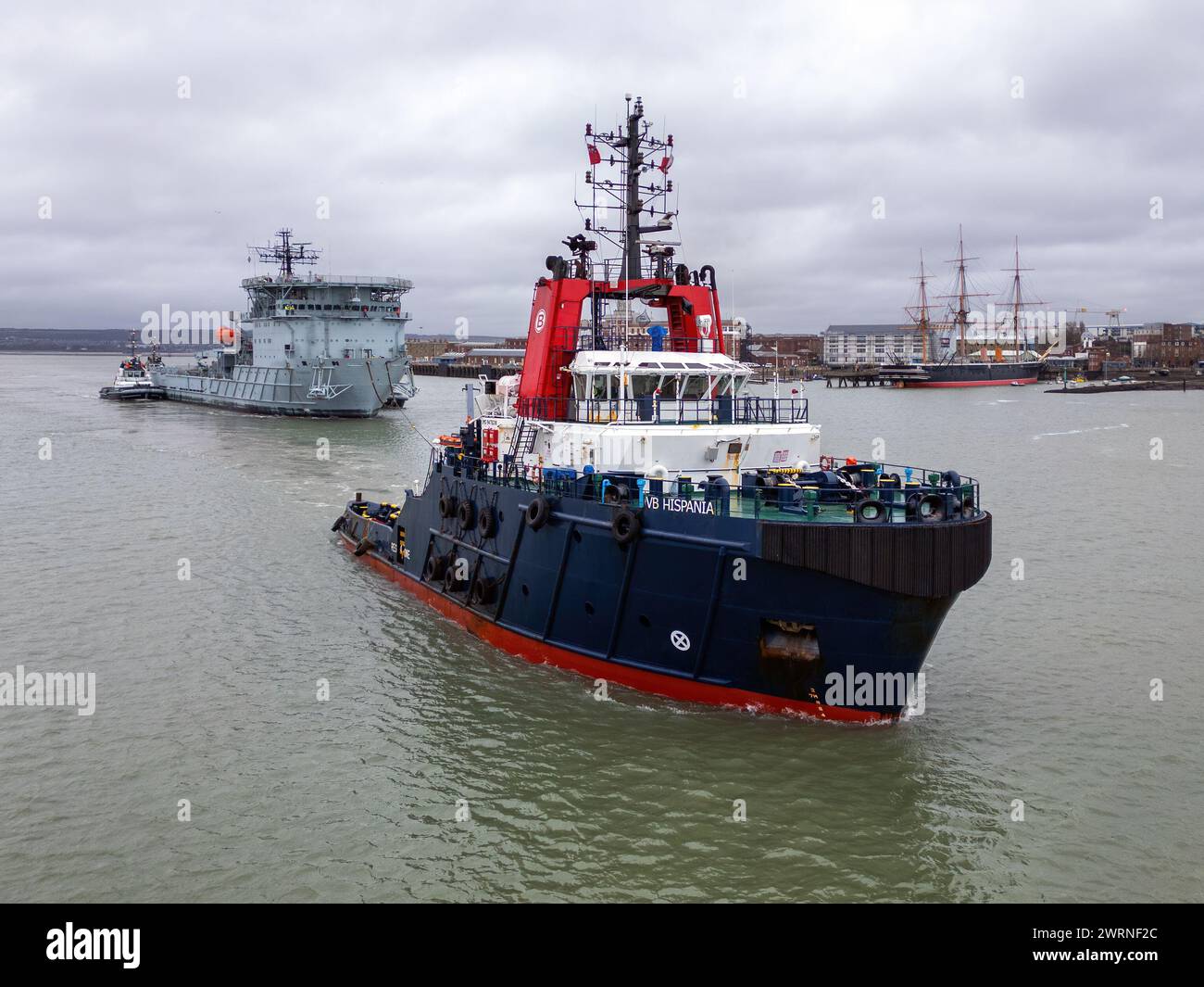 Il rimorchiatore Boluda VB Hispania che traina l'ex diligenza RFA dal porto di Portsmouth per essere messo a disposizione in un deposito rottami turco. Foto Stock