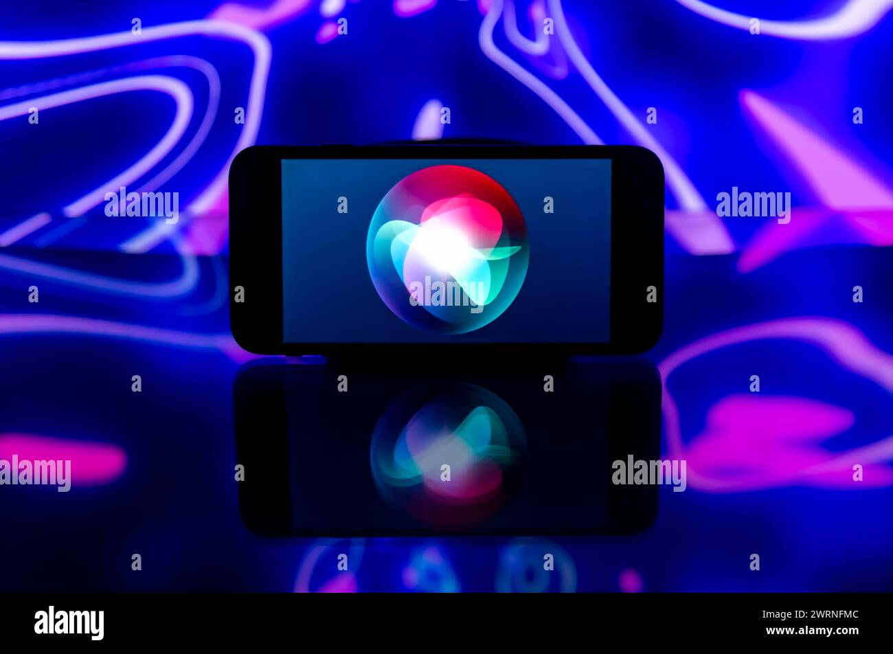 In questa immagine, viene visualizzato il logo Apple Siri sullo schermo di un telefono cellulare. Foto Stock