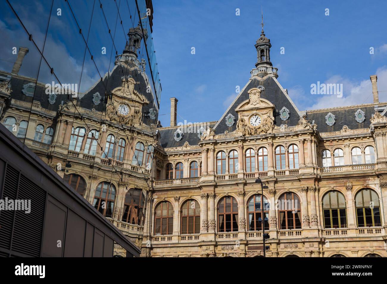 Reflet du Palais de la Bourse de Lyon sur le nouveau Grand Bazar Foto Stock