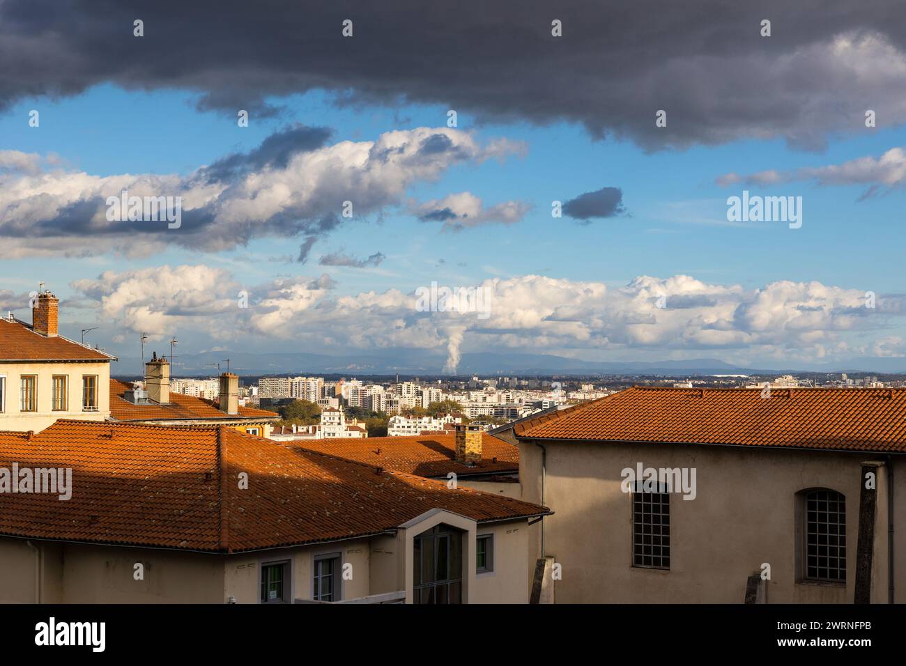 Tours aéroréfrigérantes de la centrale nucléaire du Bugey à l'orizzonte depuis les pentes de la Croix-Rousse à Lyon Foto Stock