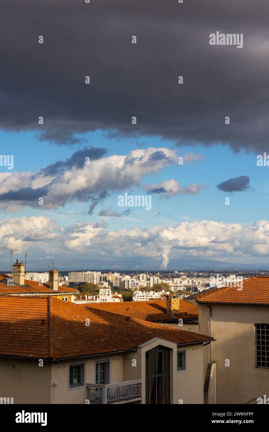Tours aéroréfrigérantes de la centrale nucléaire du Bugey à l'orizzonte depuis les pentes de la Croix-Rousse à Lyon Foto Stock
