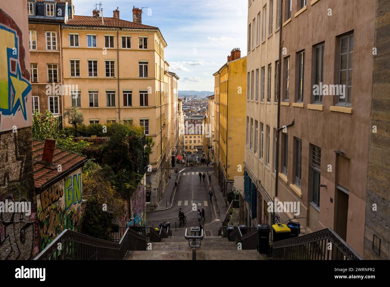 Vue depuis l'escalier de la Rue Poteau, dans le quartier de la Croix-Rousse à Lyon Foto Stock