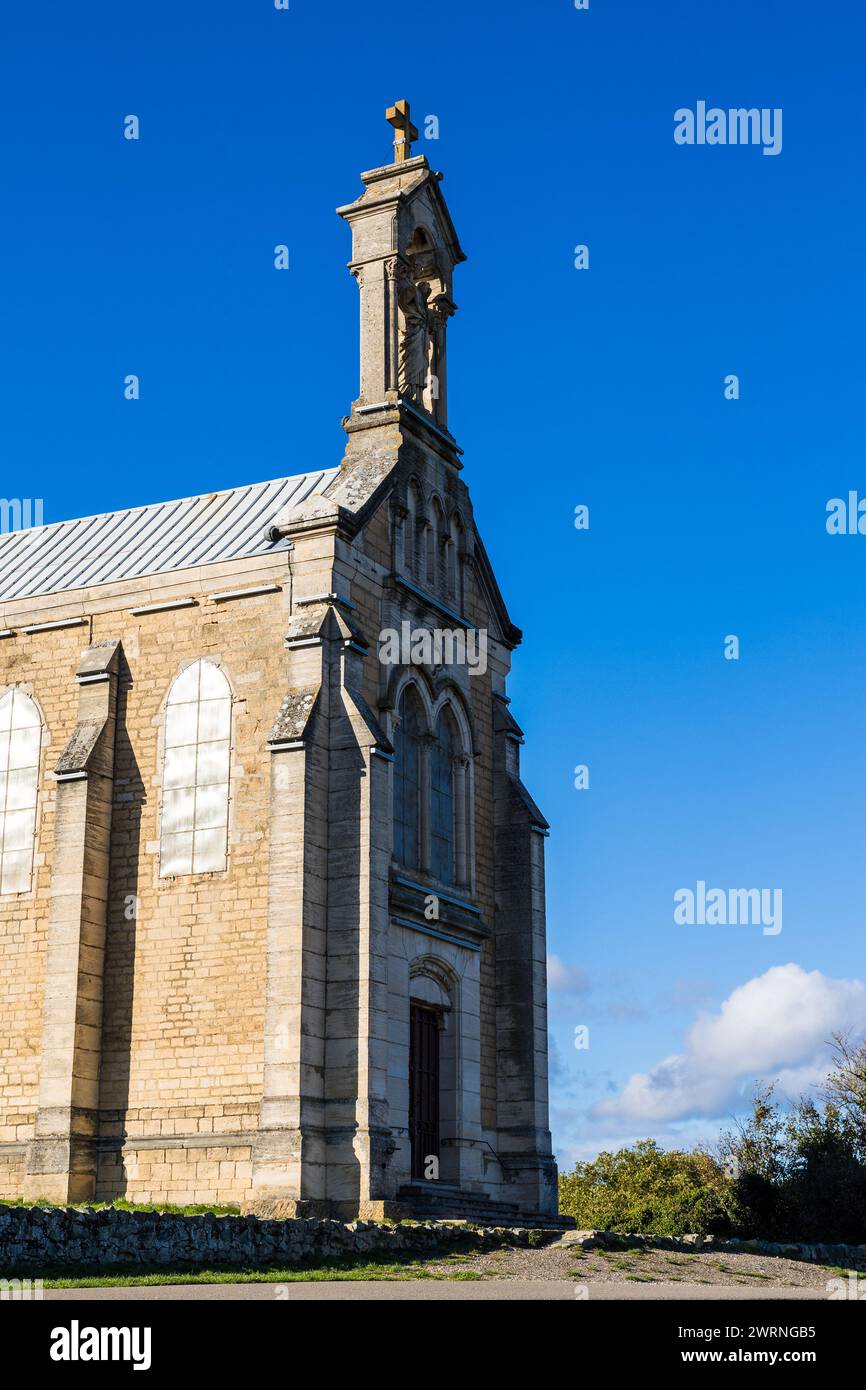 Chapelle Notre-Dame-aux-Raisins, au sommet du Mont Brouilly dans le Beaujolais Foto Stock