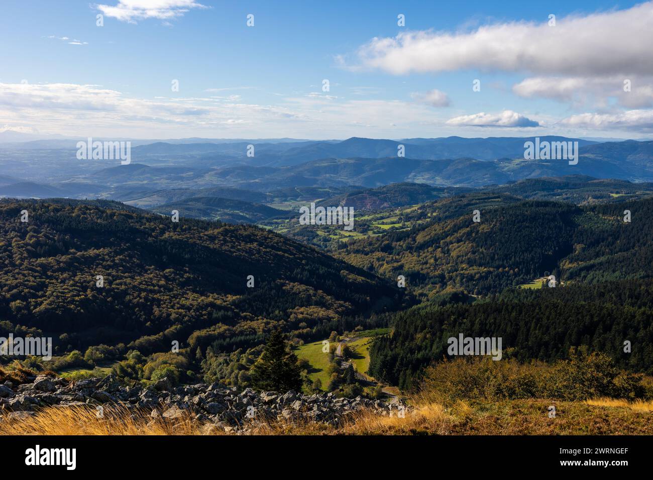 Panorama sur le parc naturel régional du Pilat depuis la Crêt de la Botte, à 1400m d’altitudine en automne Foto Stock